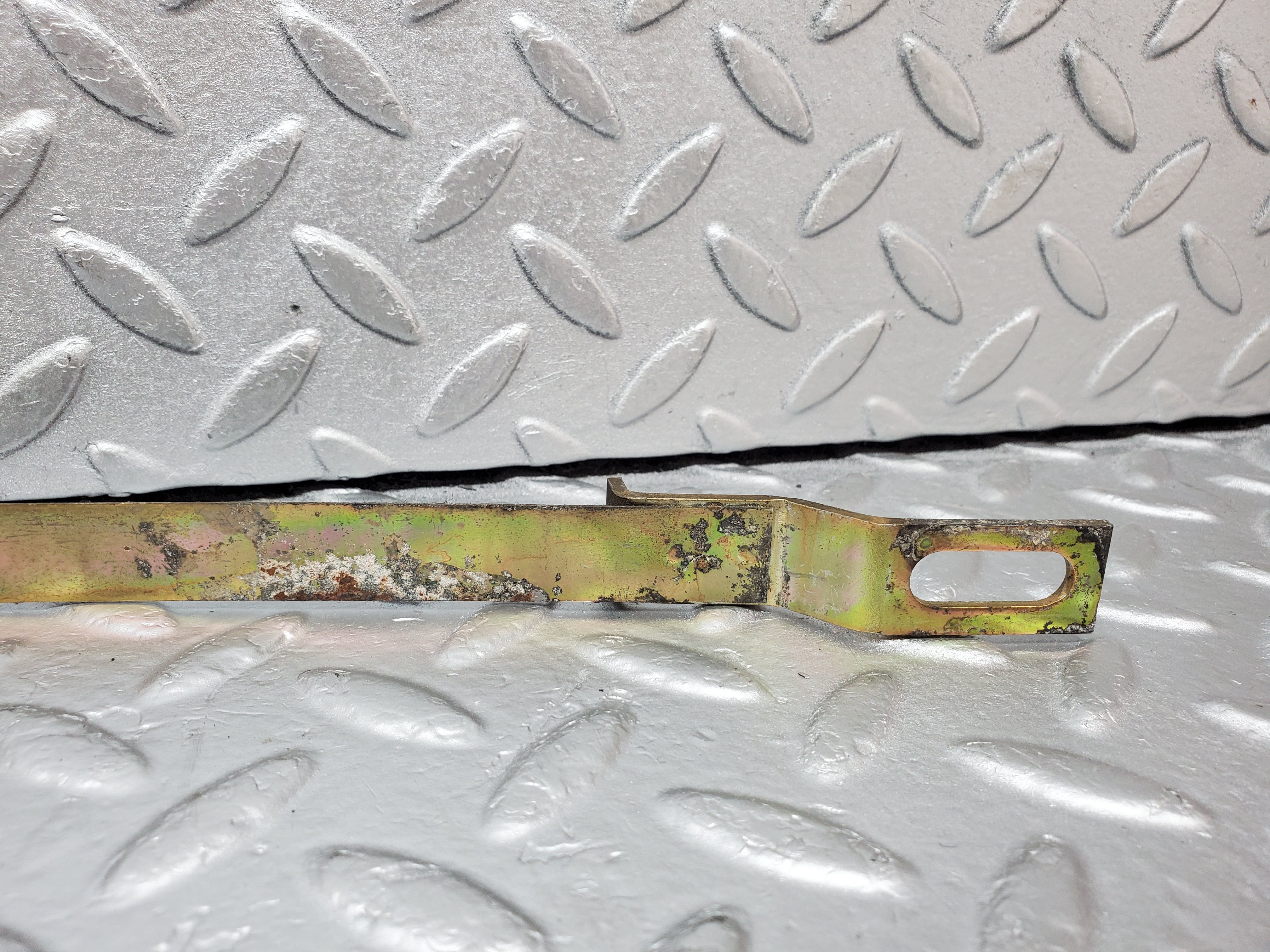 1121 Mercedes-Benz C123 230CE Coupe Heater Box Holder Strap