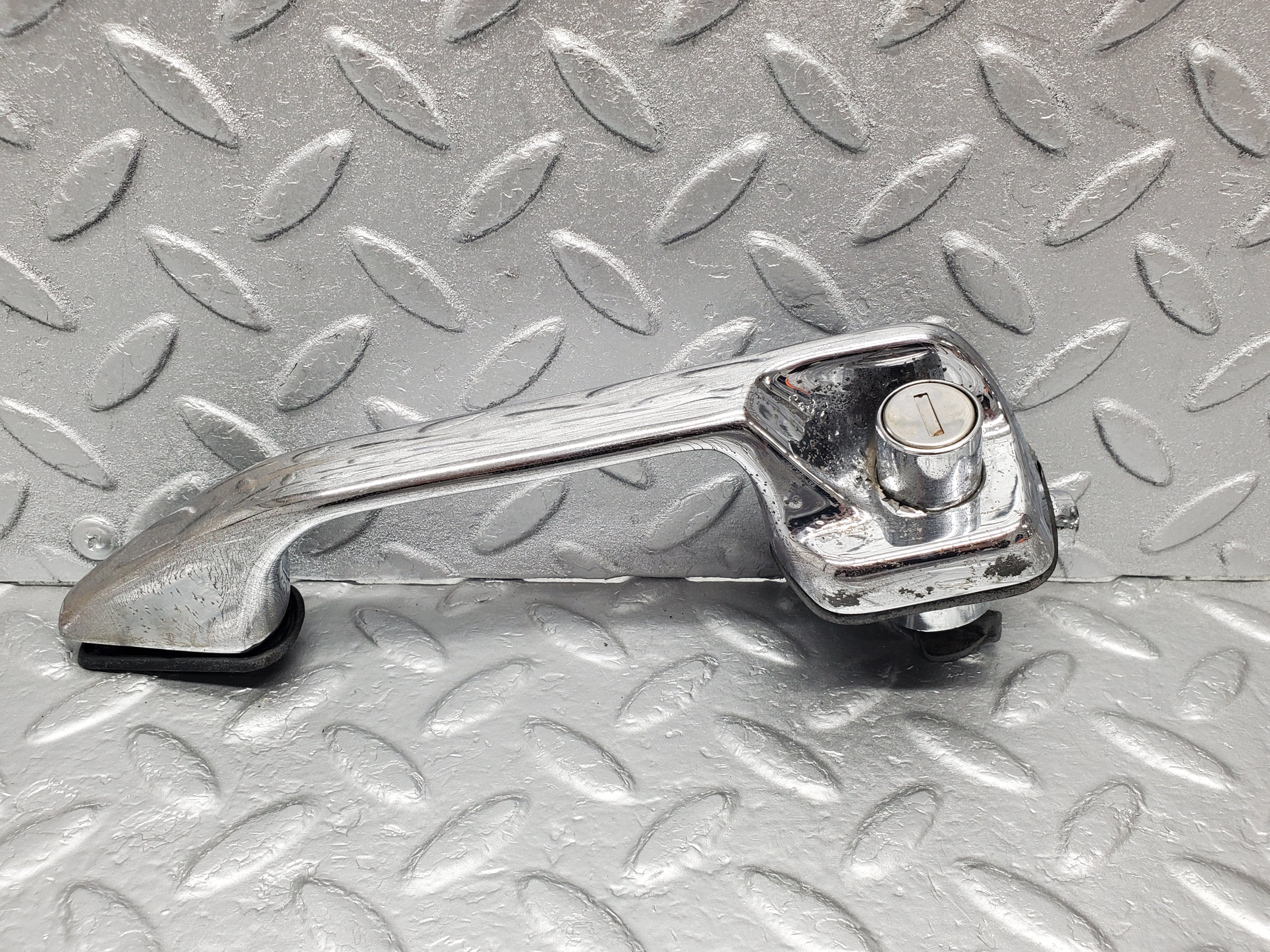 1187 Mercedes-Benz W108 280SE Door Handle Front Left No Key 1087661301