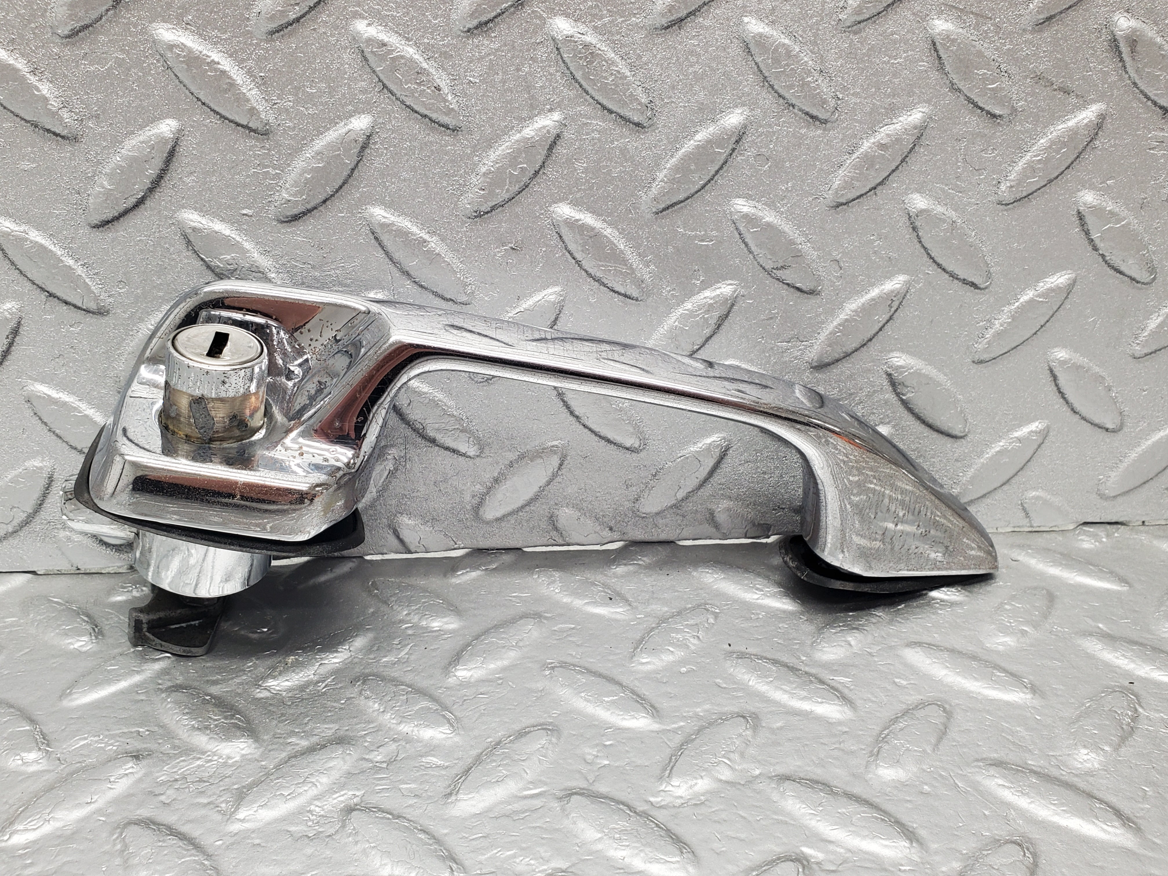 1188 Mercedes-Benz W108 280SE Door Handle Front Right No Key 1087661401