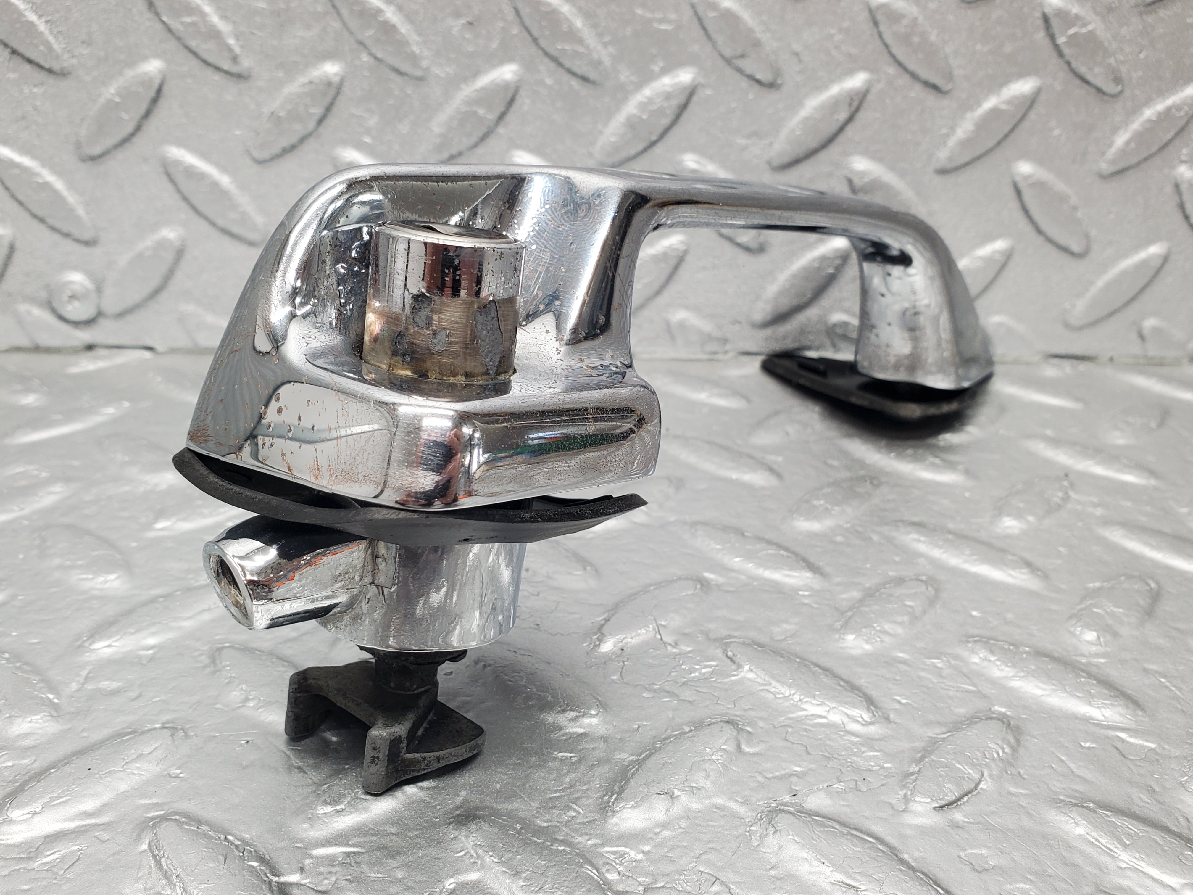 1188 Mercedes-Benz W108 280SE Door Handle Front Right No Key 1087661401