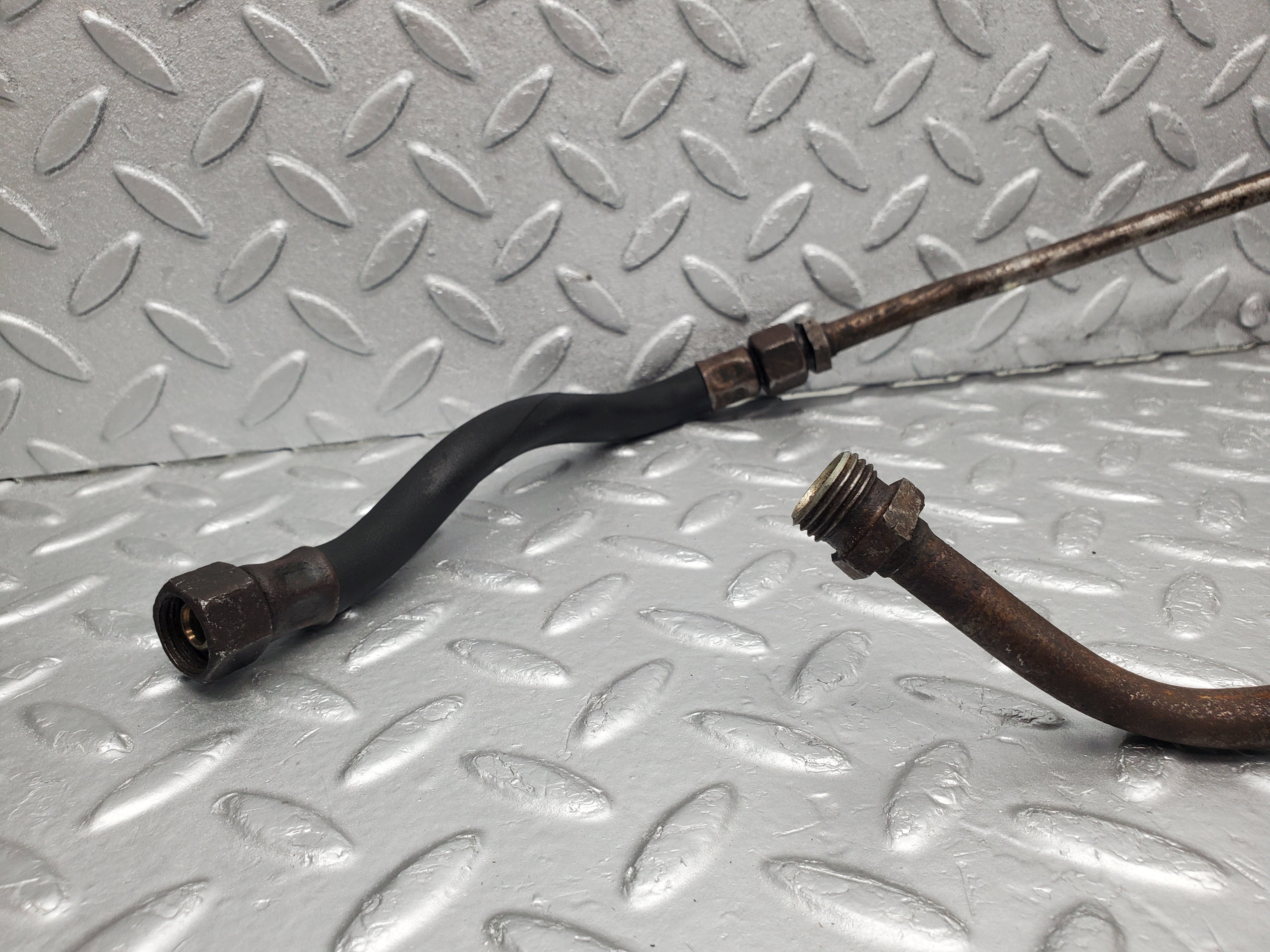 1129 Mercedes-Benz C107 350SLC Coupe Oil Hose Pipe
