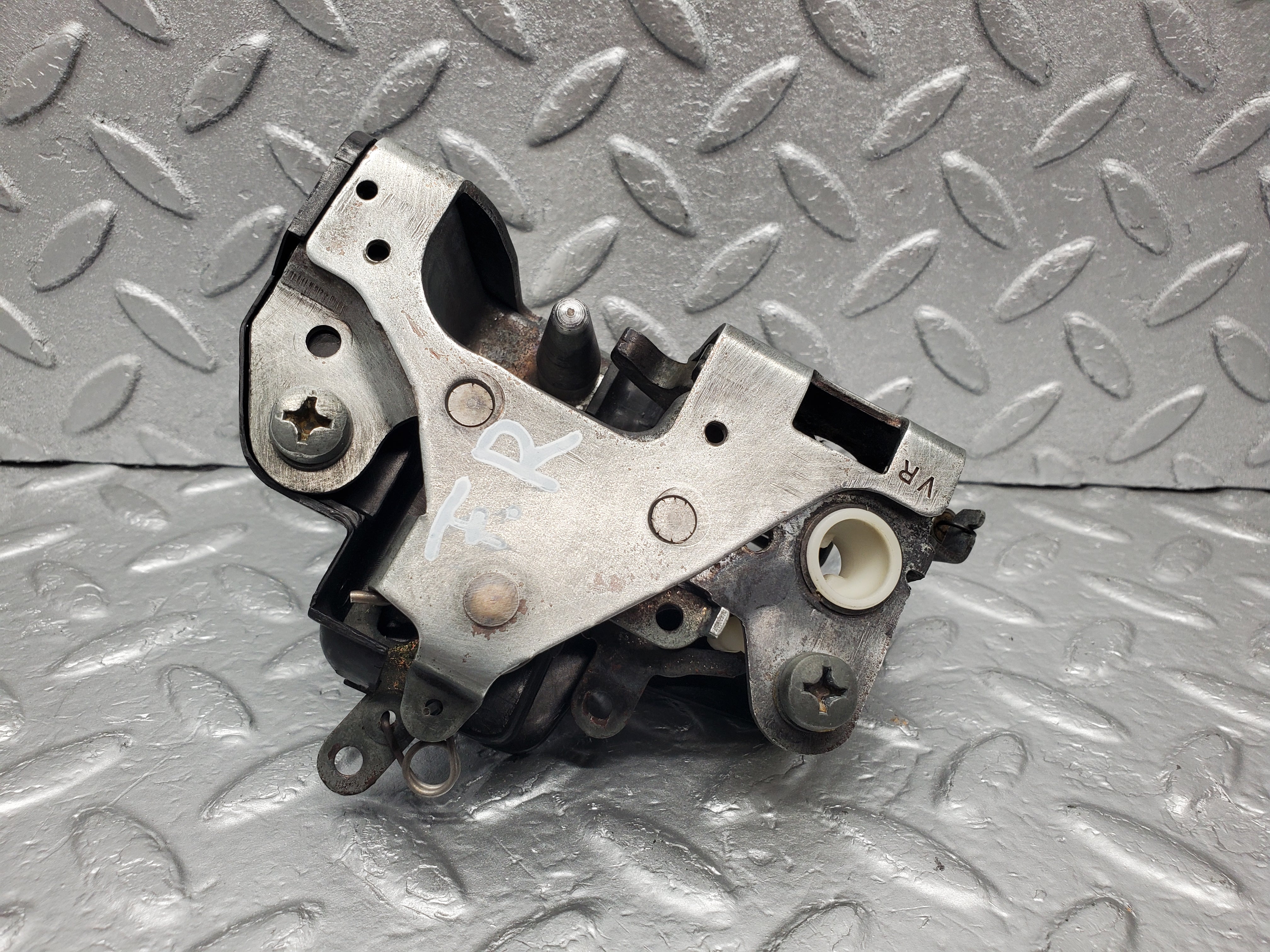 1281 Mercedes-Benz V123 240D Door Lock Mechanism Front Right 1237230208