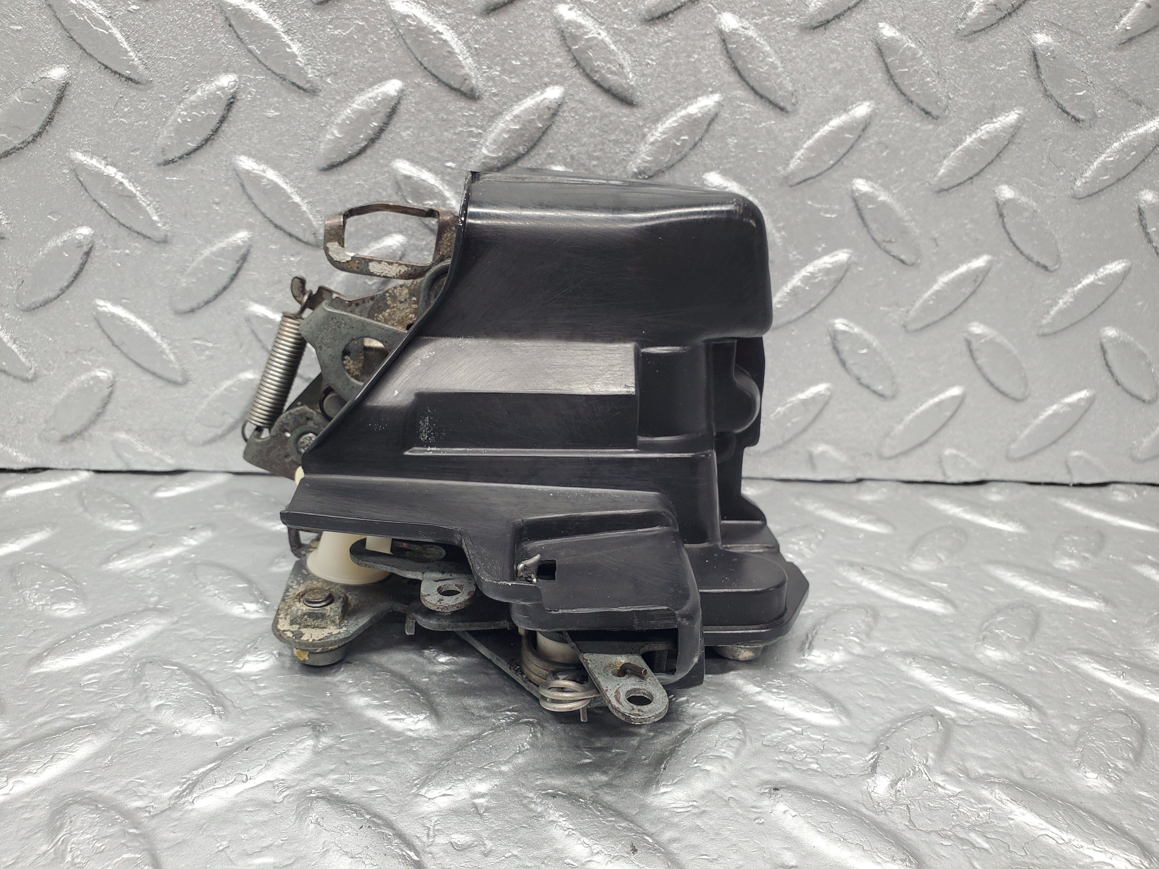 1281 Mercedes-Benz V123 240D Door Lock Mechanism Front Right 1237230208