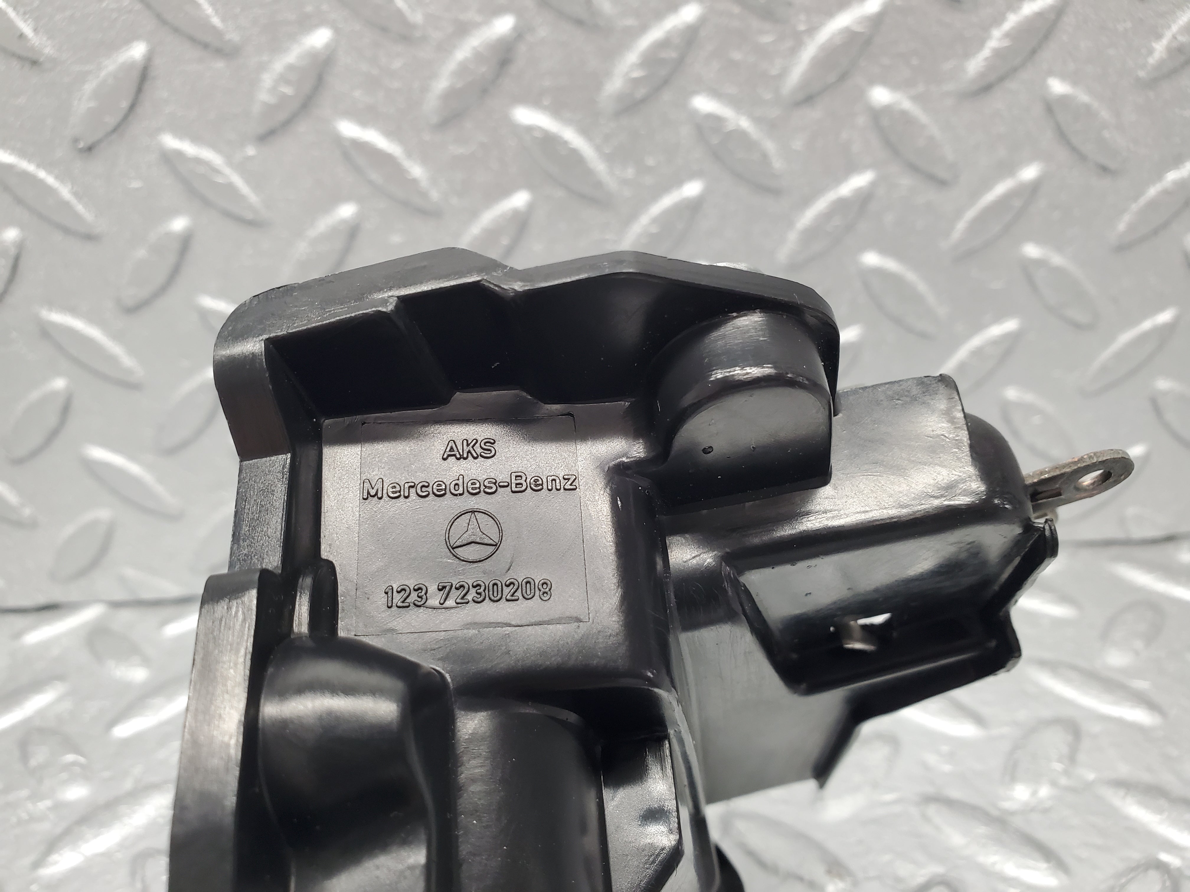 1281 Mercedes-Benz V123 240D Door Lock Mechanism Front Right 1237230208