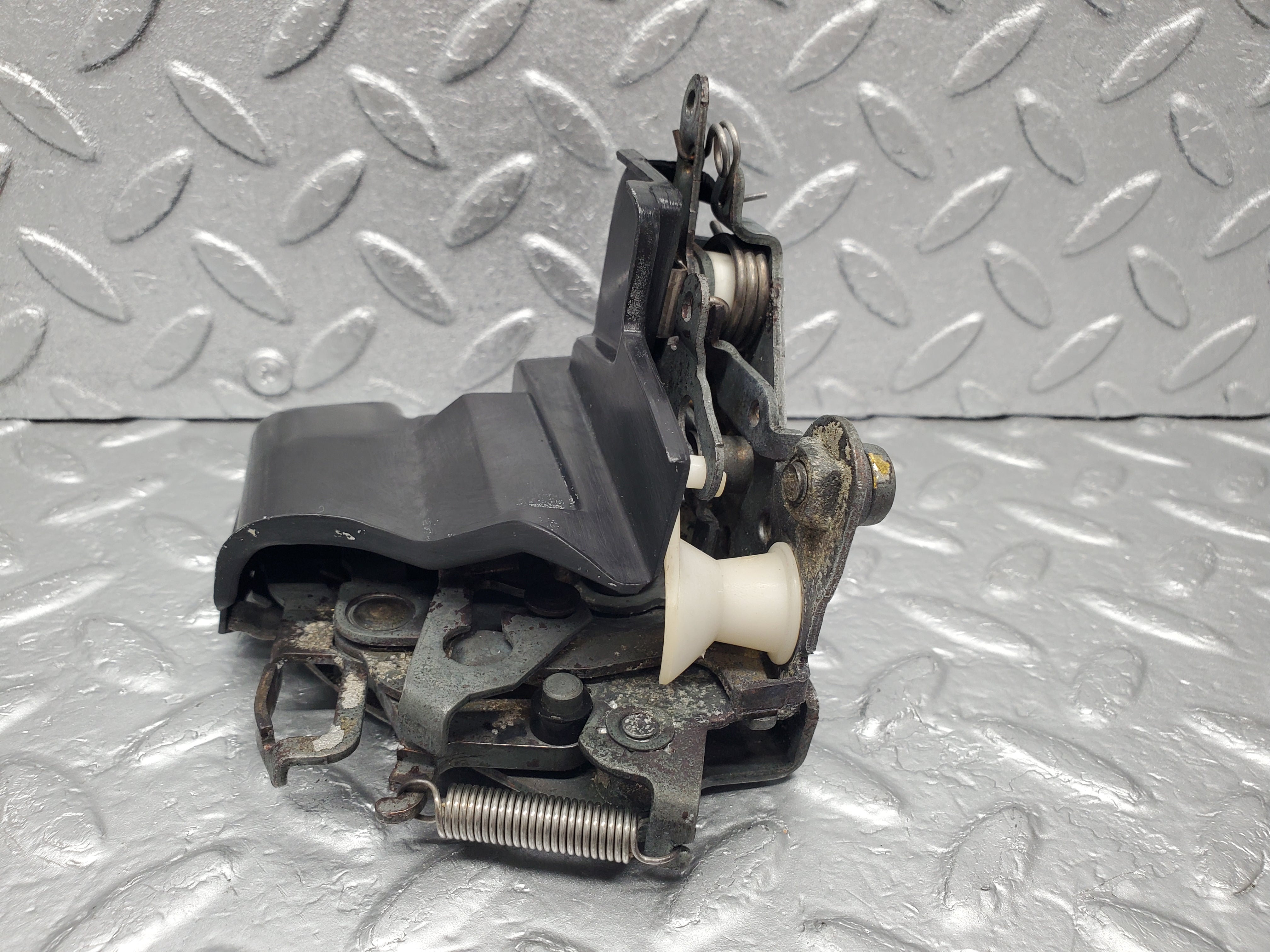 1281 Mercedes-Benz V123 240D Door Lock Mechanism Front Right 1237230208