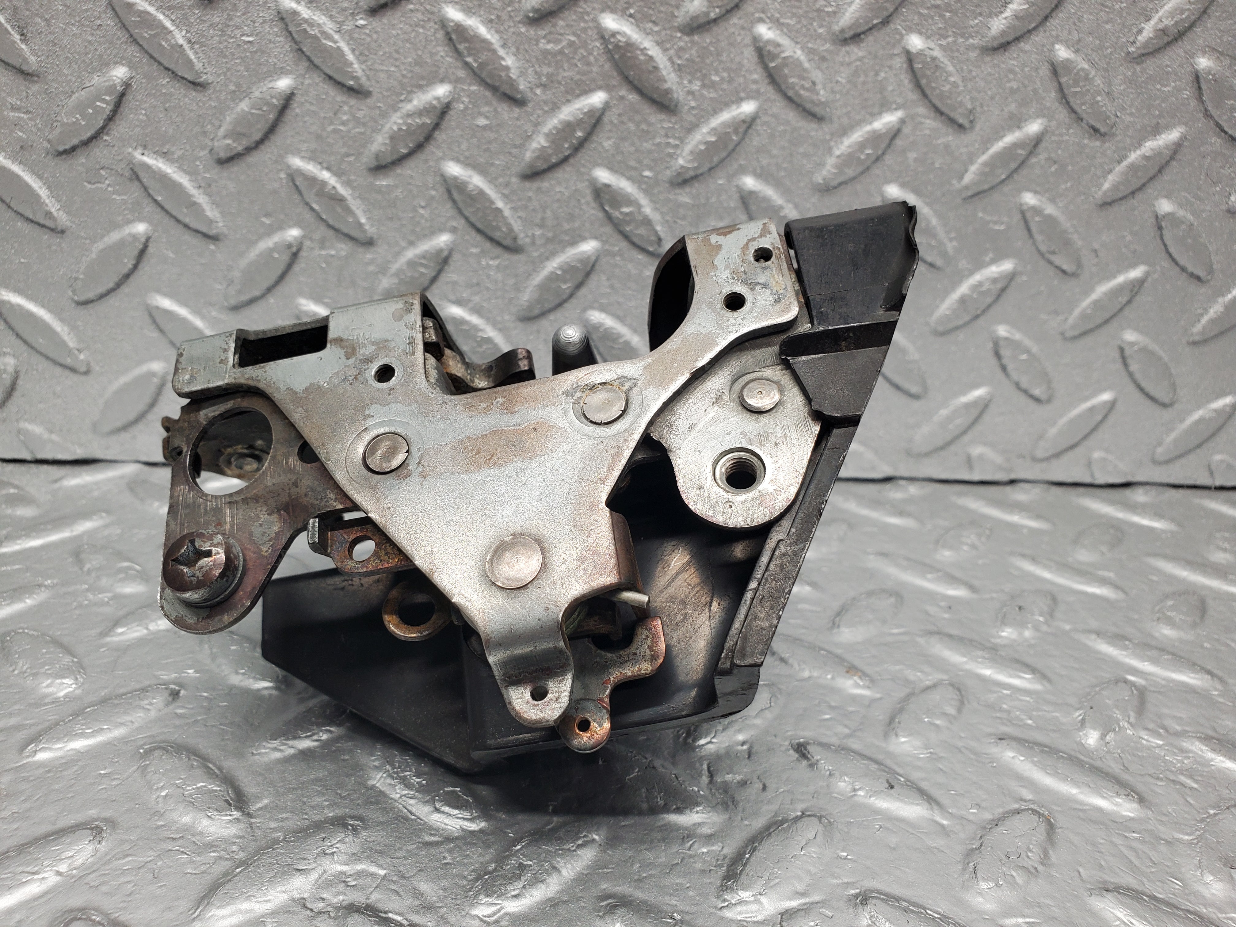 1283 Mercedes-Benz V123 240D LWB Door Lock Mechanism Rear Left 1237330108