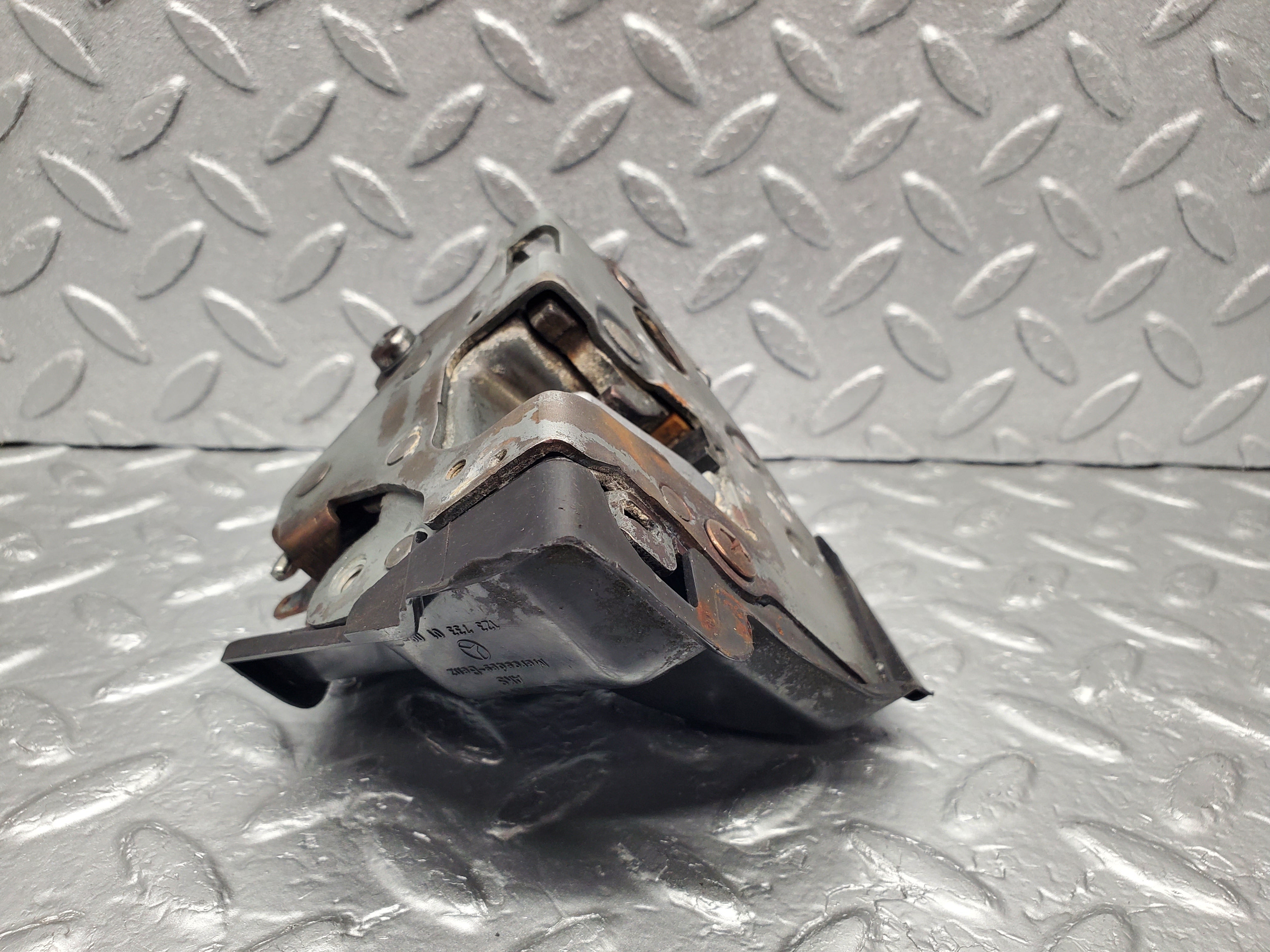 1283 Mercedes-Benz V123 240D LWB Door Lock Mechanism Rear Left 1237330108