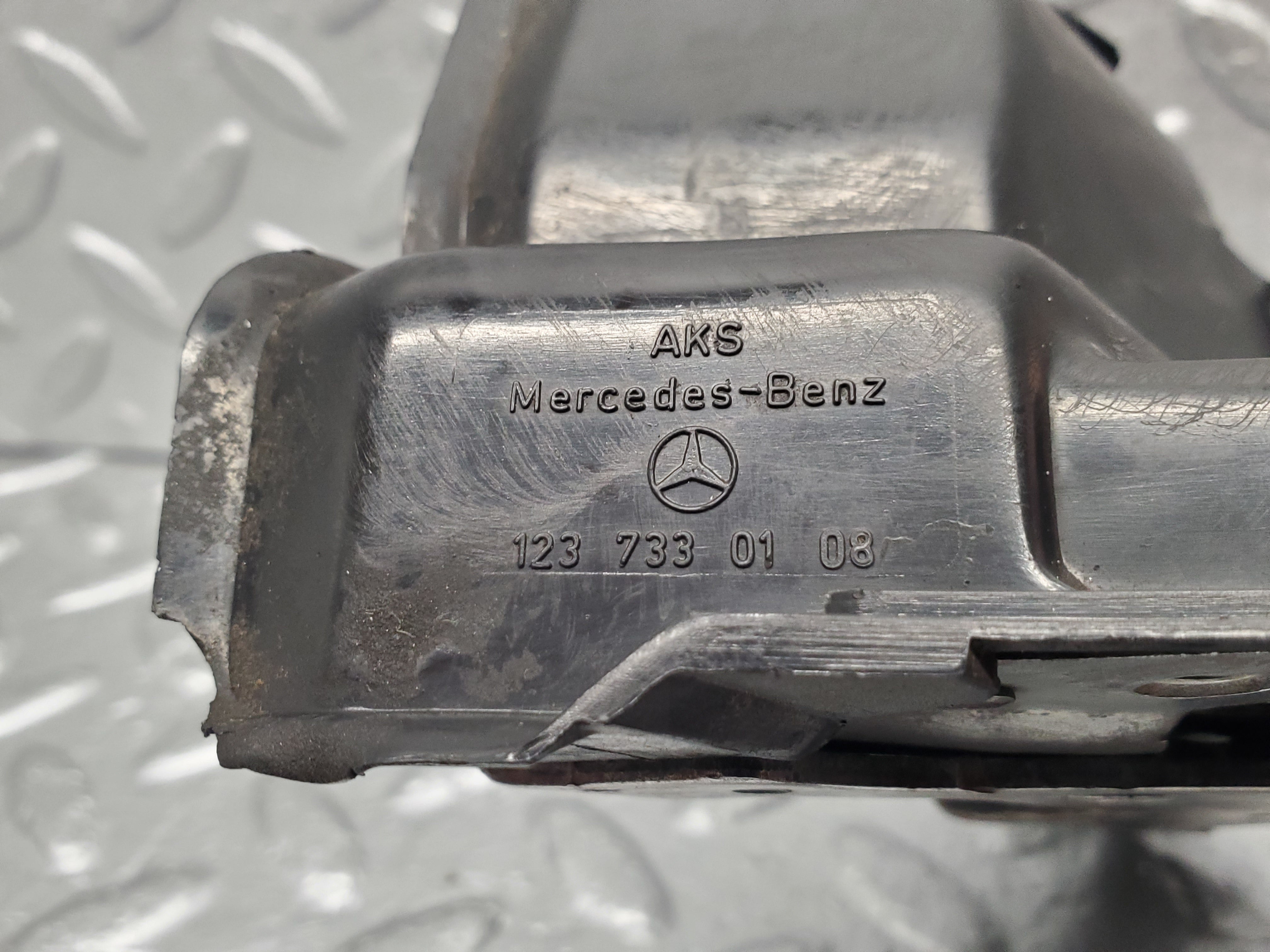 1283 Mercedes-Benz V123 240D LWB Door Lock Mechanism Rear Left 1237330108