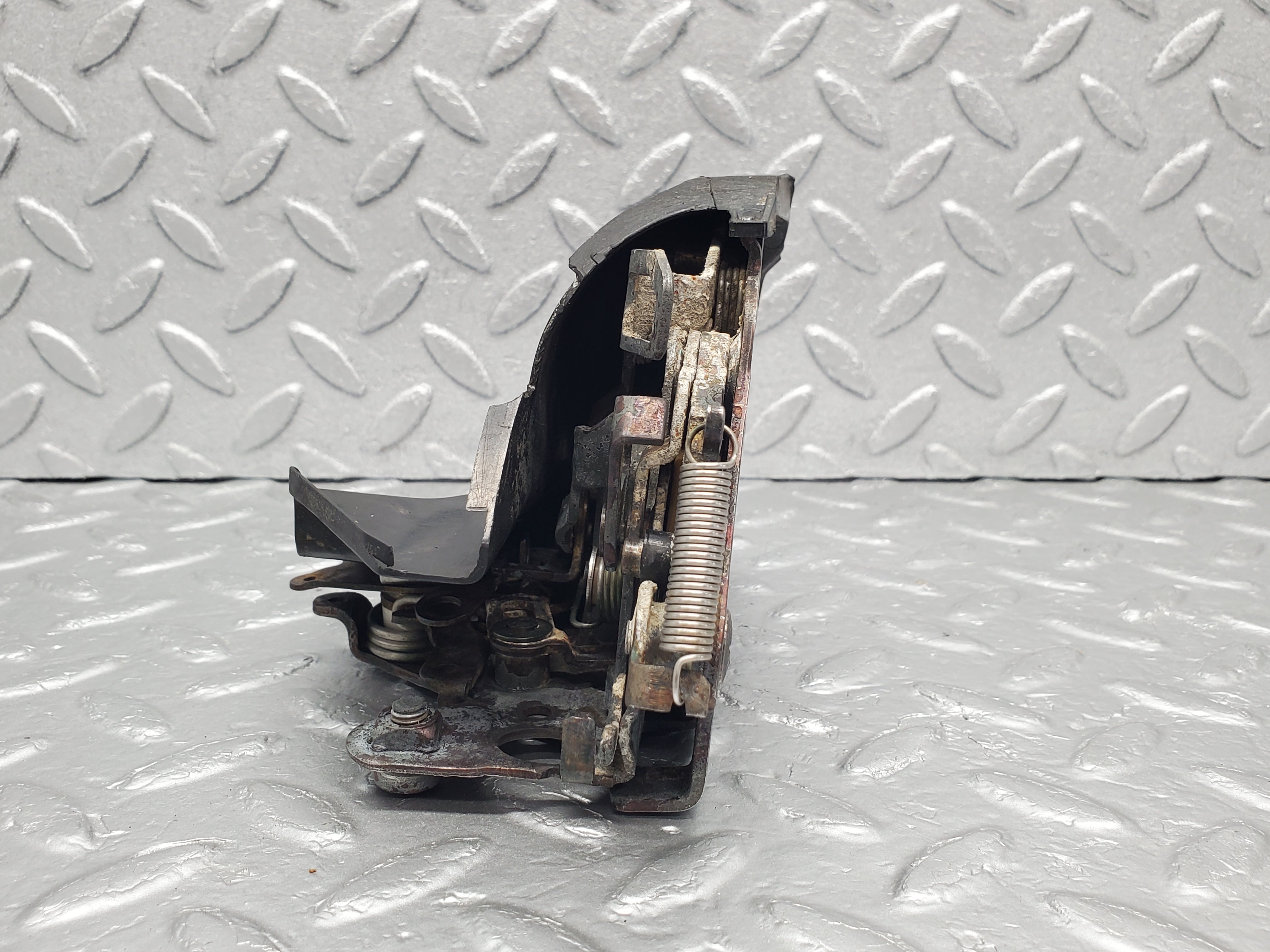 1283 Mercedes-Benz V123 240D LWB Door Lock Mechanism Rear Left 1237330108
