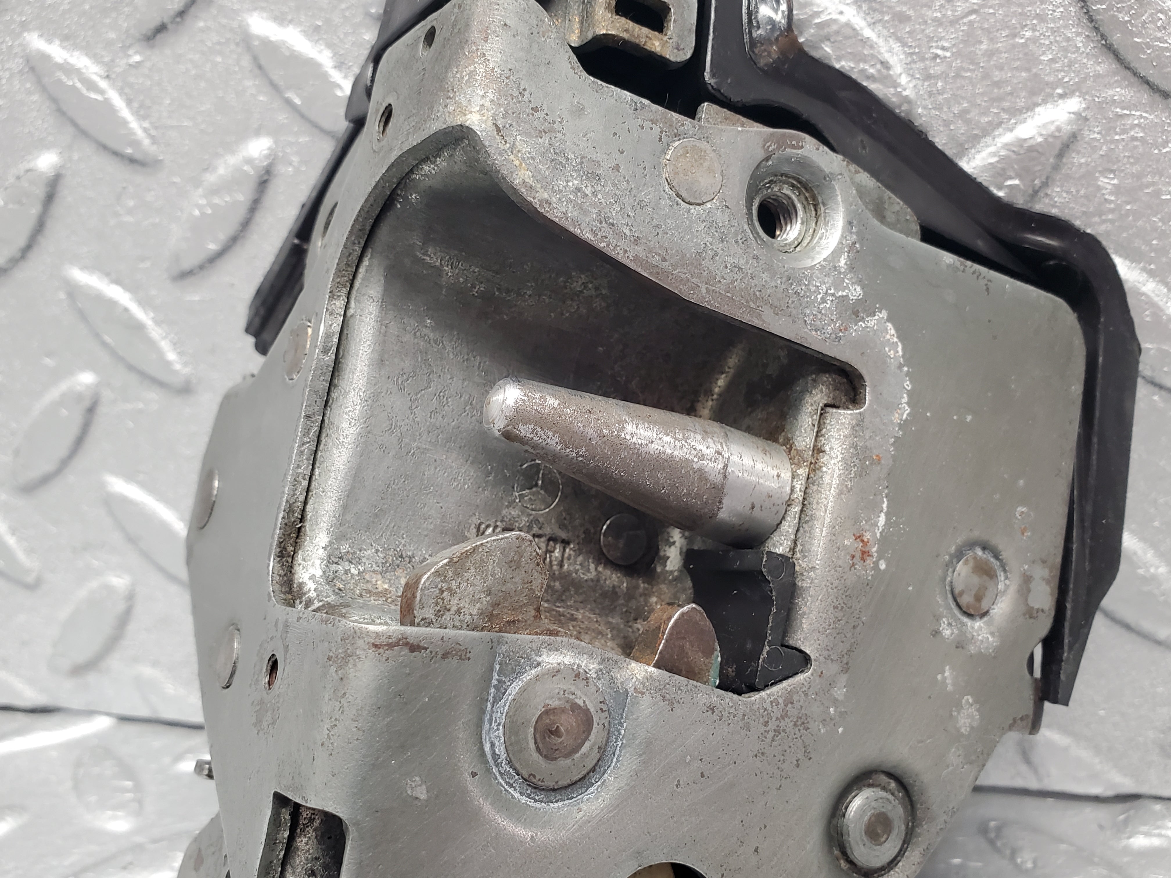 1284 Mercedes-Benz V123 240D Door Lock Mechanism Rear Right 1237330208