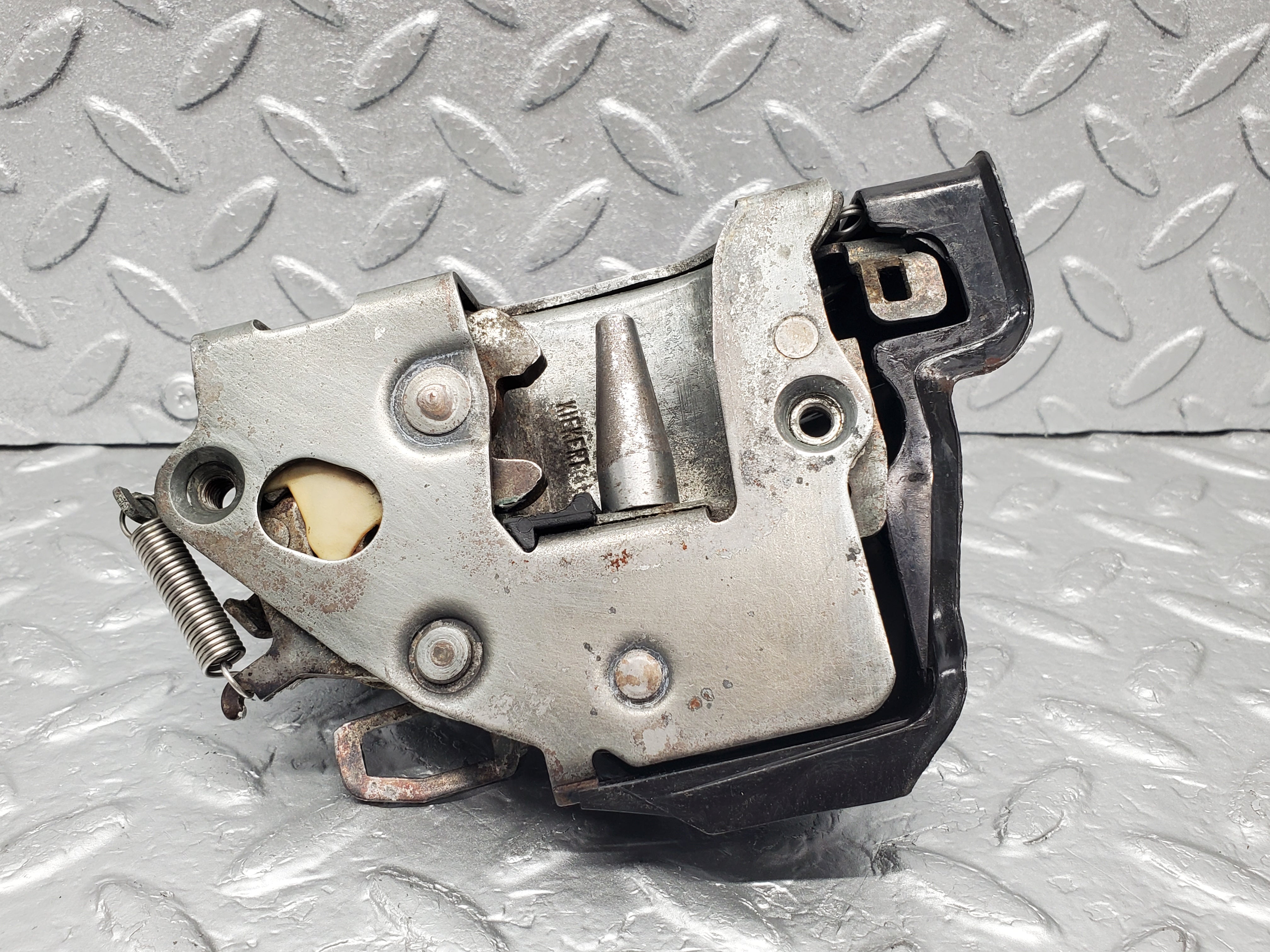 1284 Mercedes-Benz V123 240D Door Lock Mechanism Rear Right 1237330208