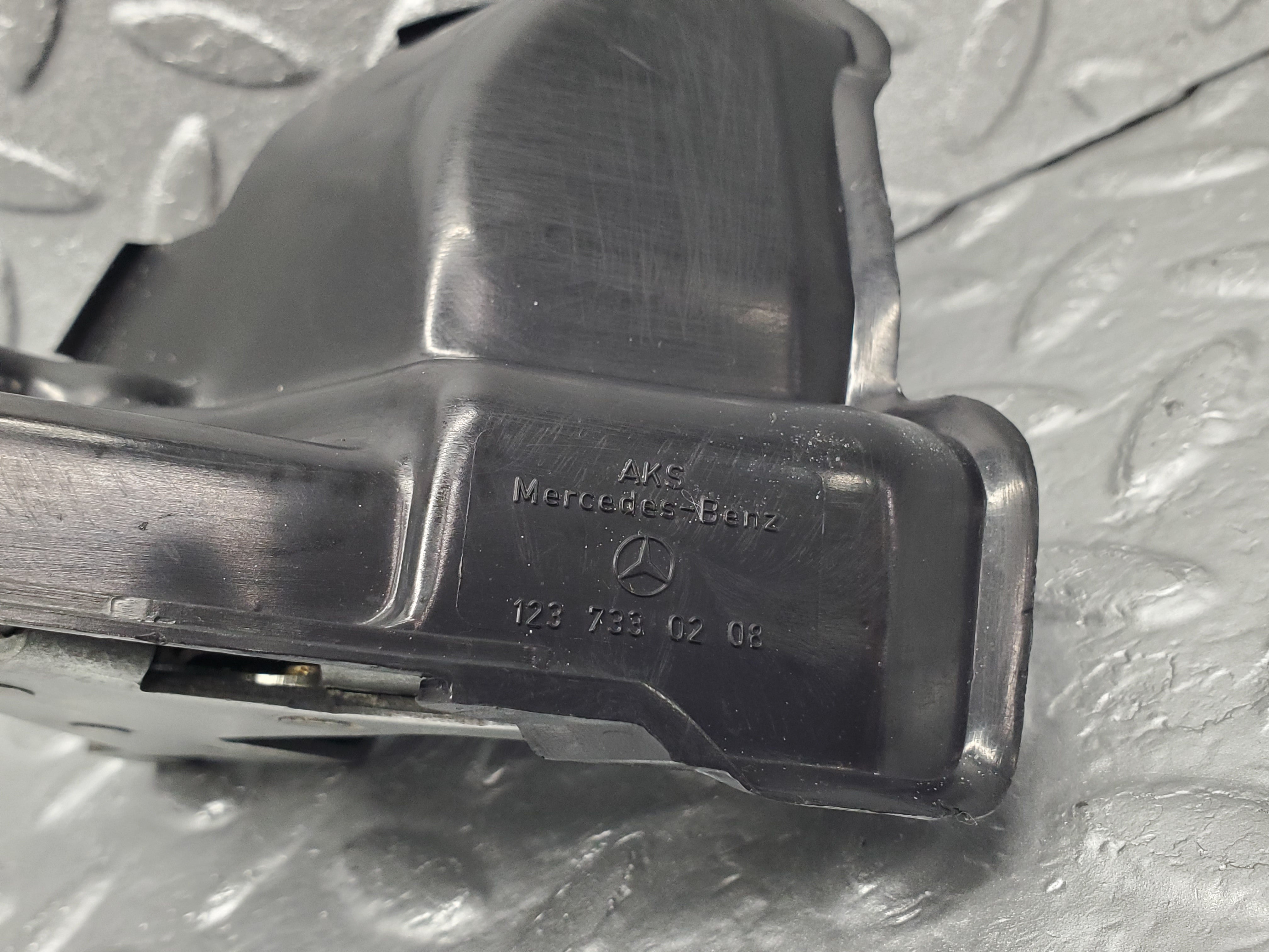 1284 Mercedes-Benz V123 240D Door Lock Mechanism Rear Right 1237330208