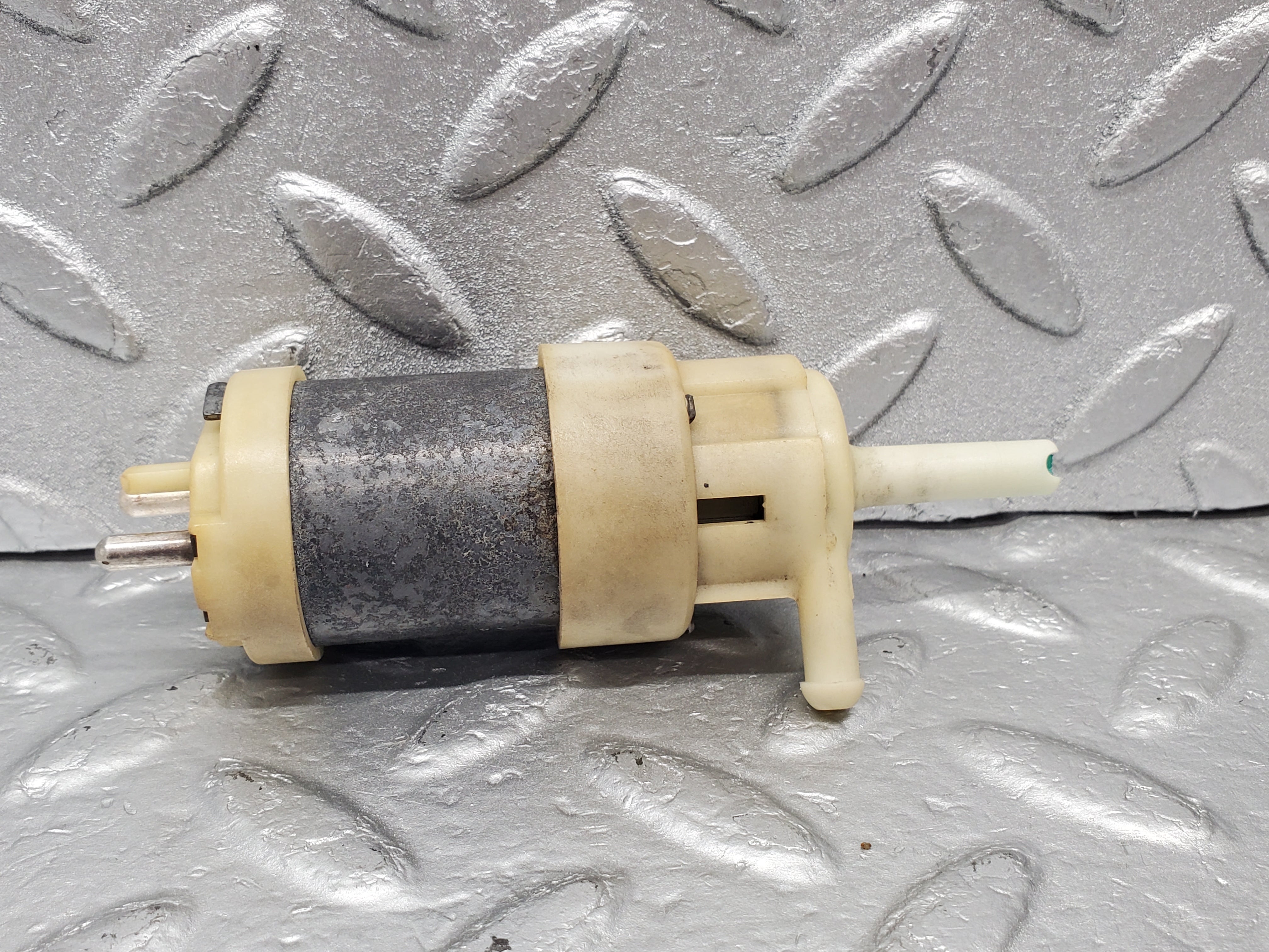 1286 Mercedes-Benz V123 240D LWB Windscreen Washer Pump