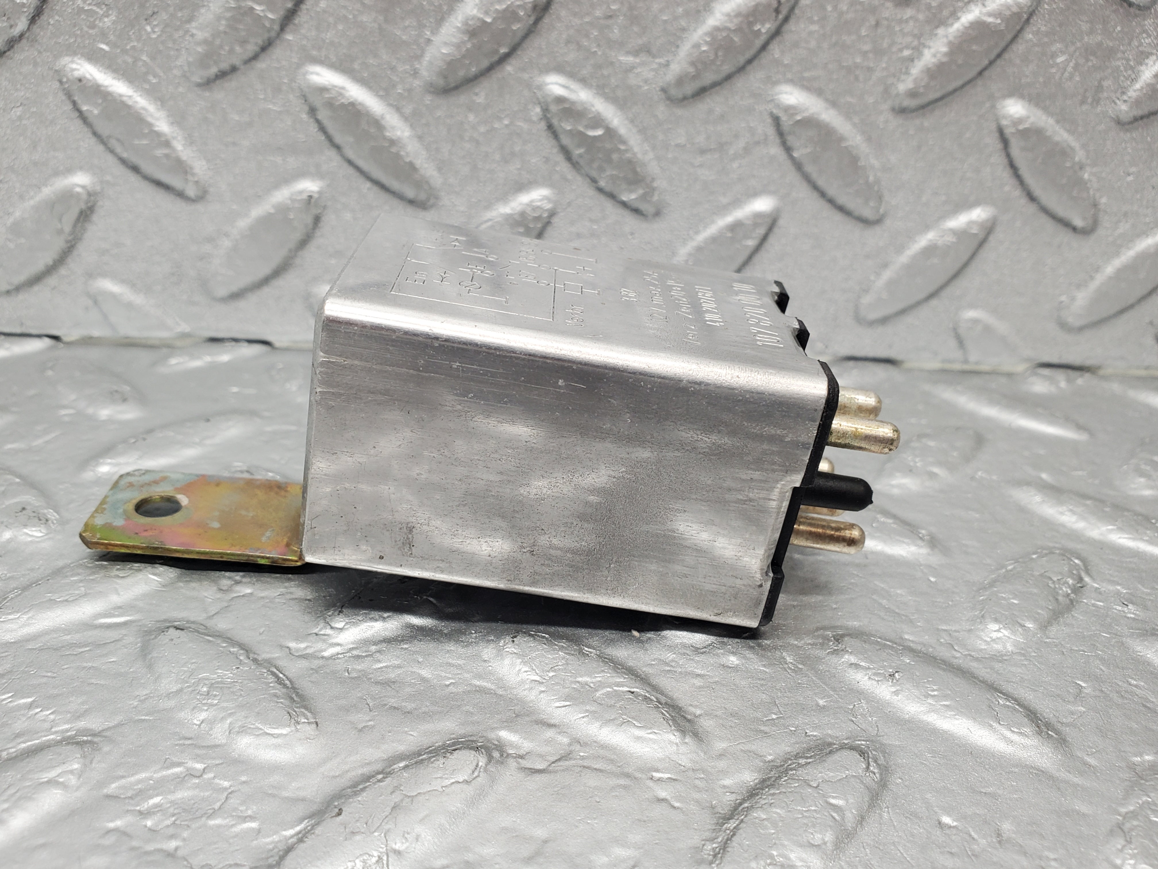 1306 Mercedes-Benz V123 240D Heated Rear Window Relay 1078200010