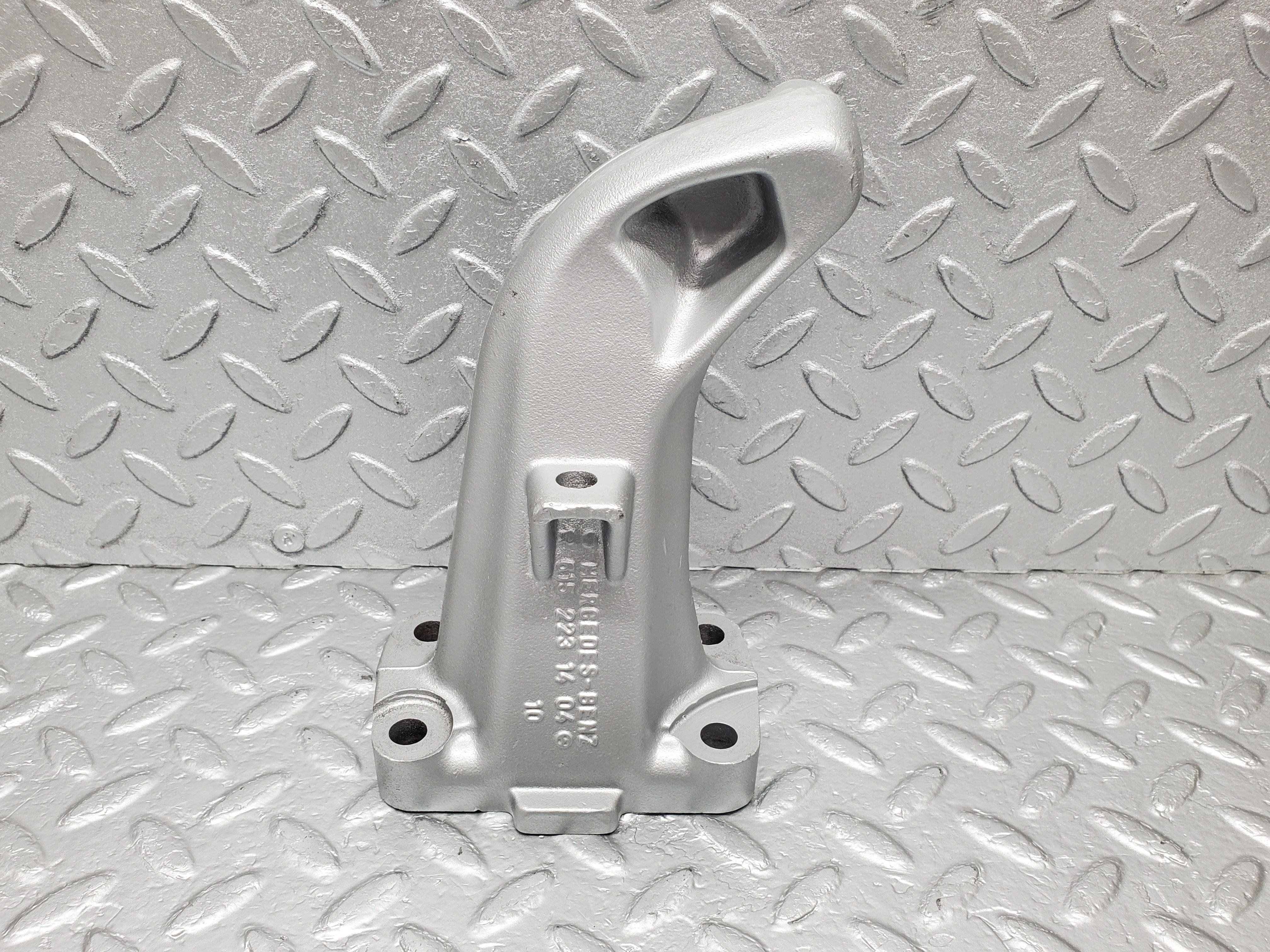 1323 Mercedes-Benz V123 240D Engine Mount Bracket Right Side 6152231404