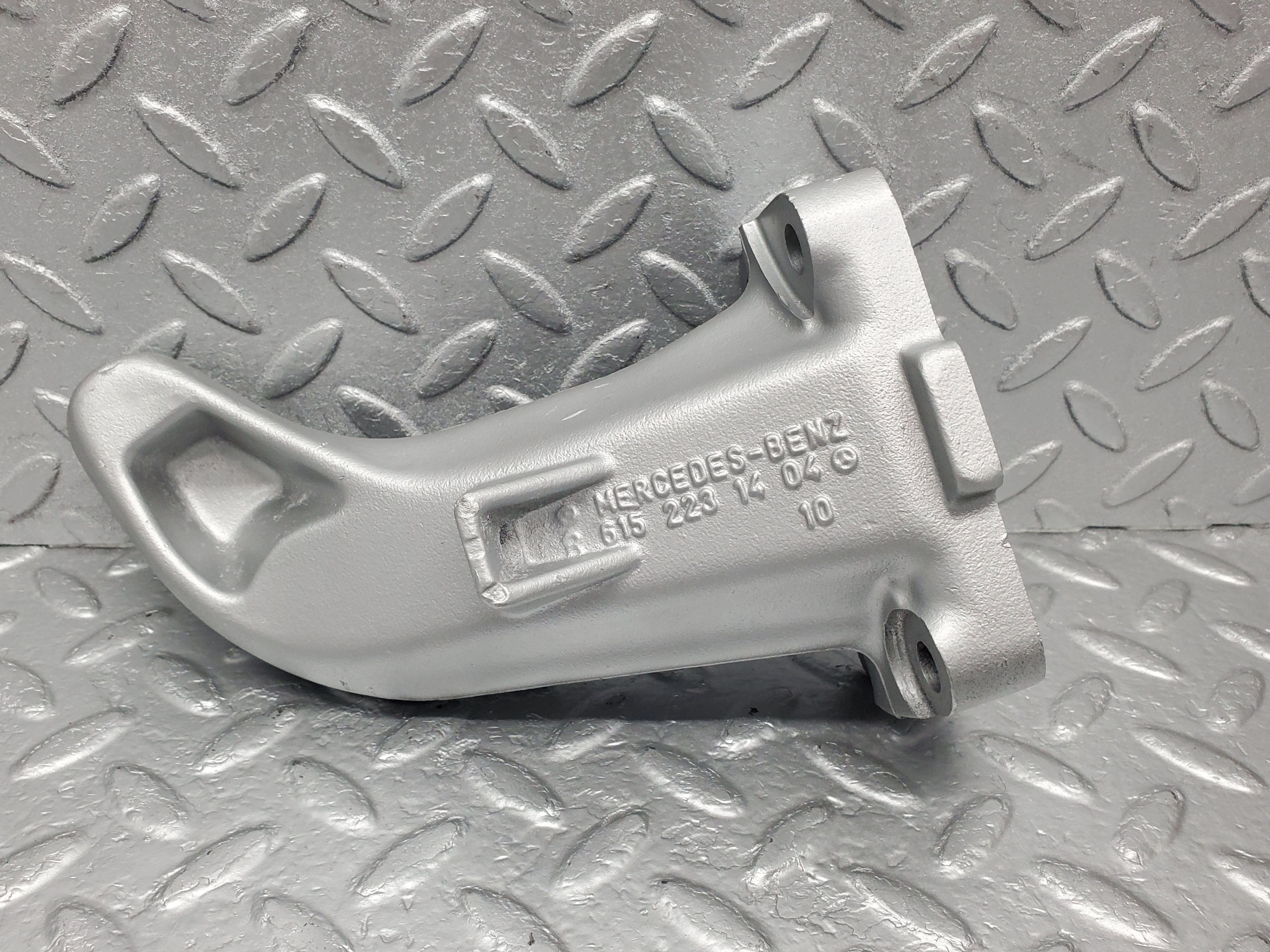 1323 Mercedes-Benz V123 240D Engine Mount Bracket Right Side 6152231404