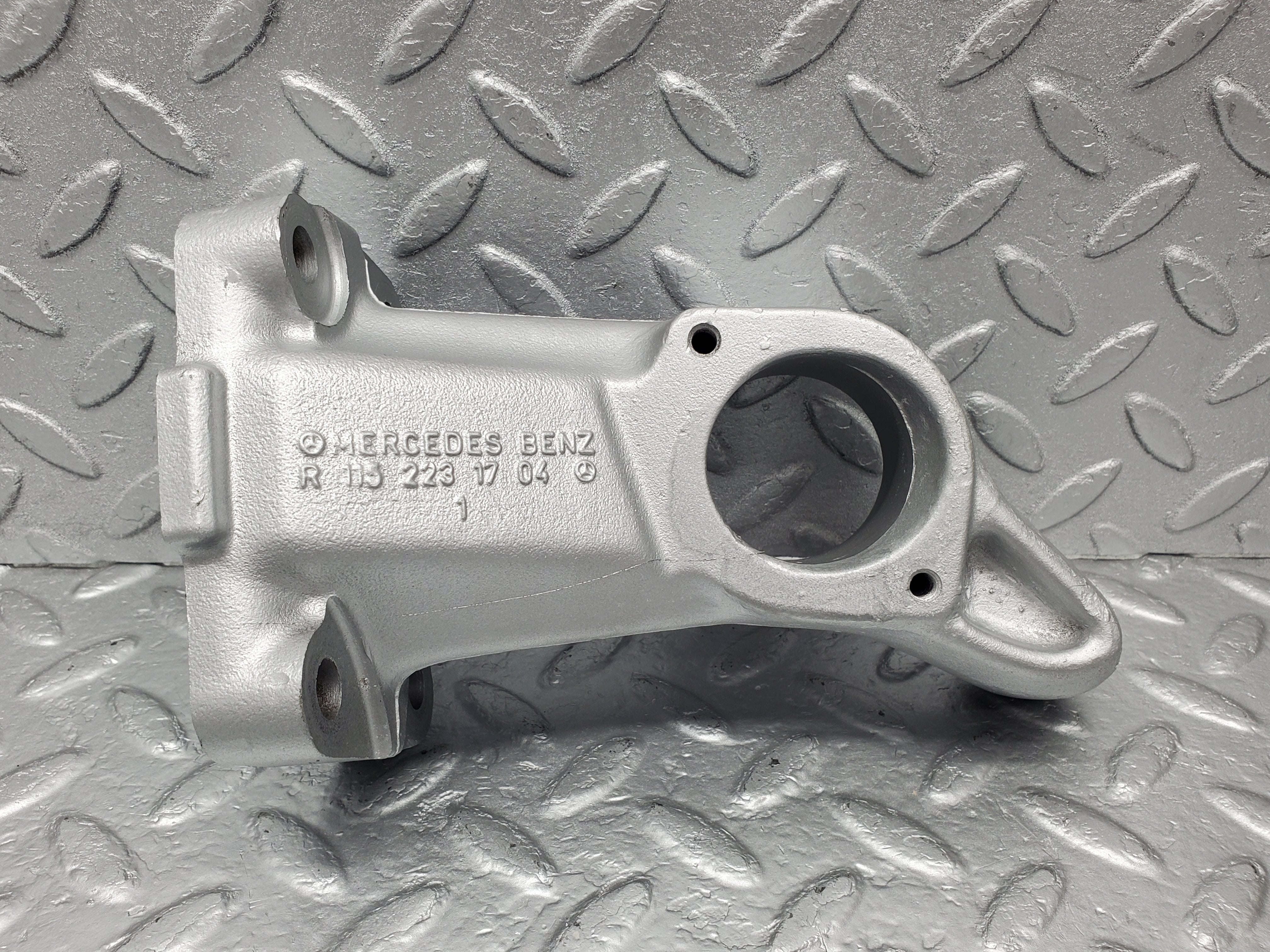 1324 Mercedes-Benz V123 240D Engine Mount Bracket Left Side 1152231704