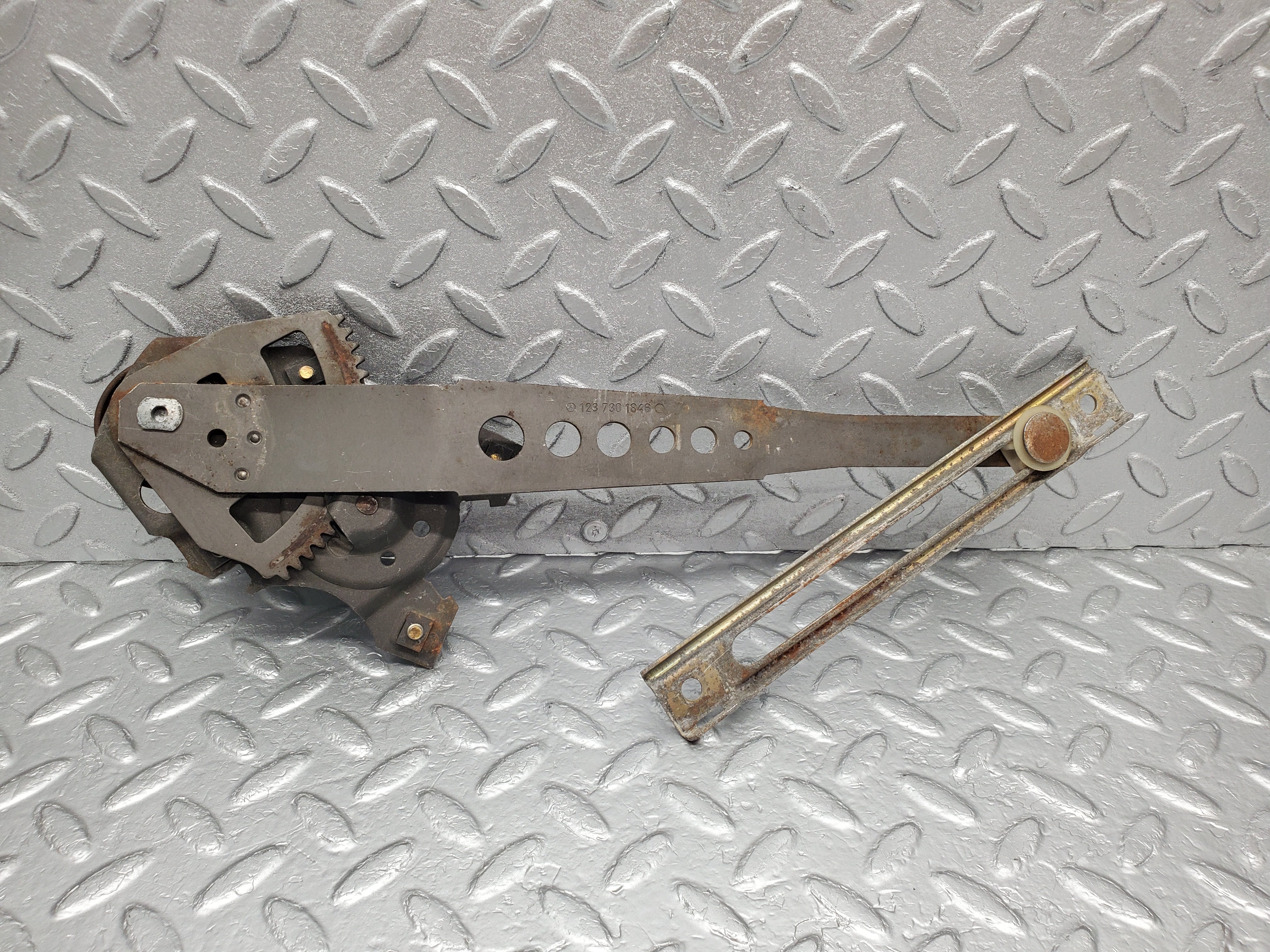 1397 Mercedes-Benz V123 240D Rear Right Manual Window Regulator 1237301846