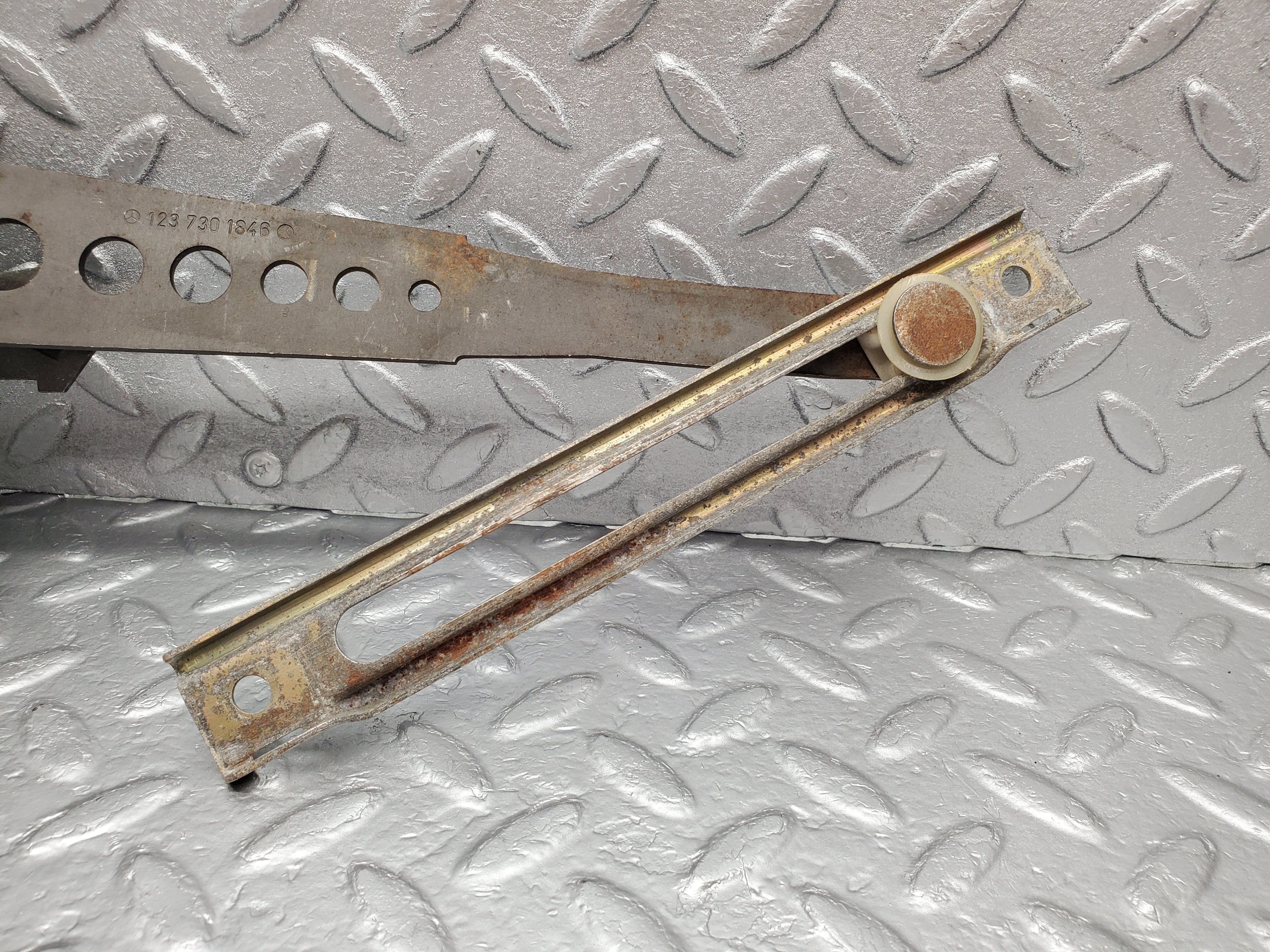 1397 Mercedes-Benz V123 240D Rear Right Manual Window Regulator 1237301846