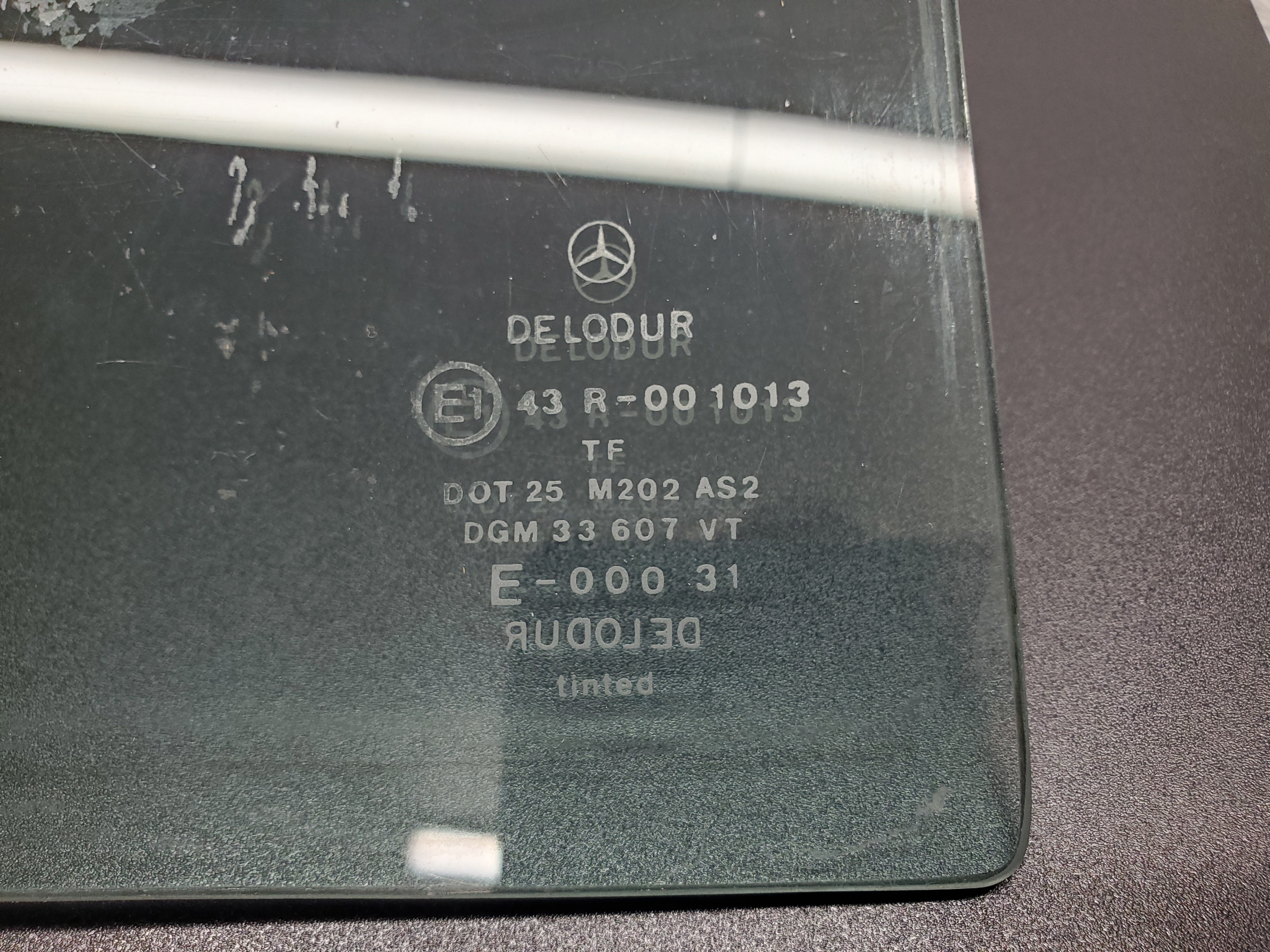 1403 Mercedes-Benz V123 240D LWB Rear Right Door Window Glass