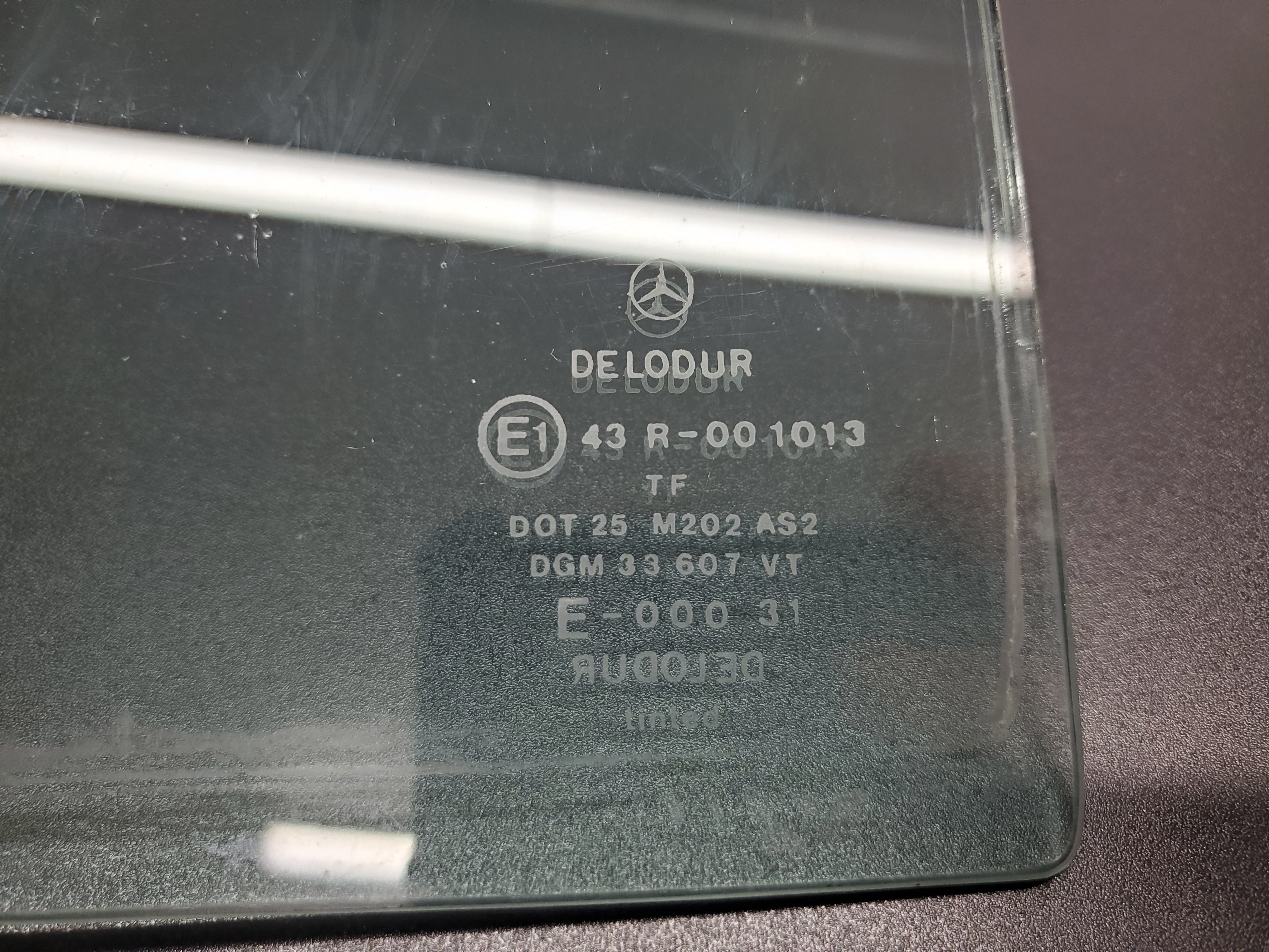 1404 Mercedes-Benz V123 240D LWB Rear Left Door Window Glass