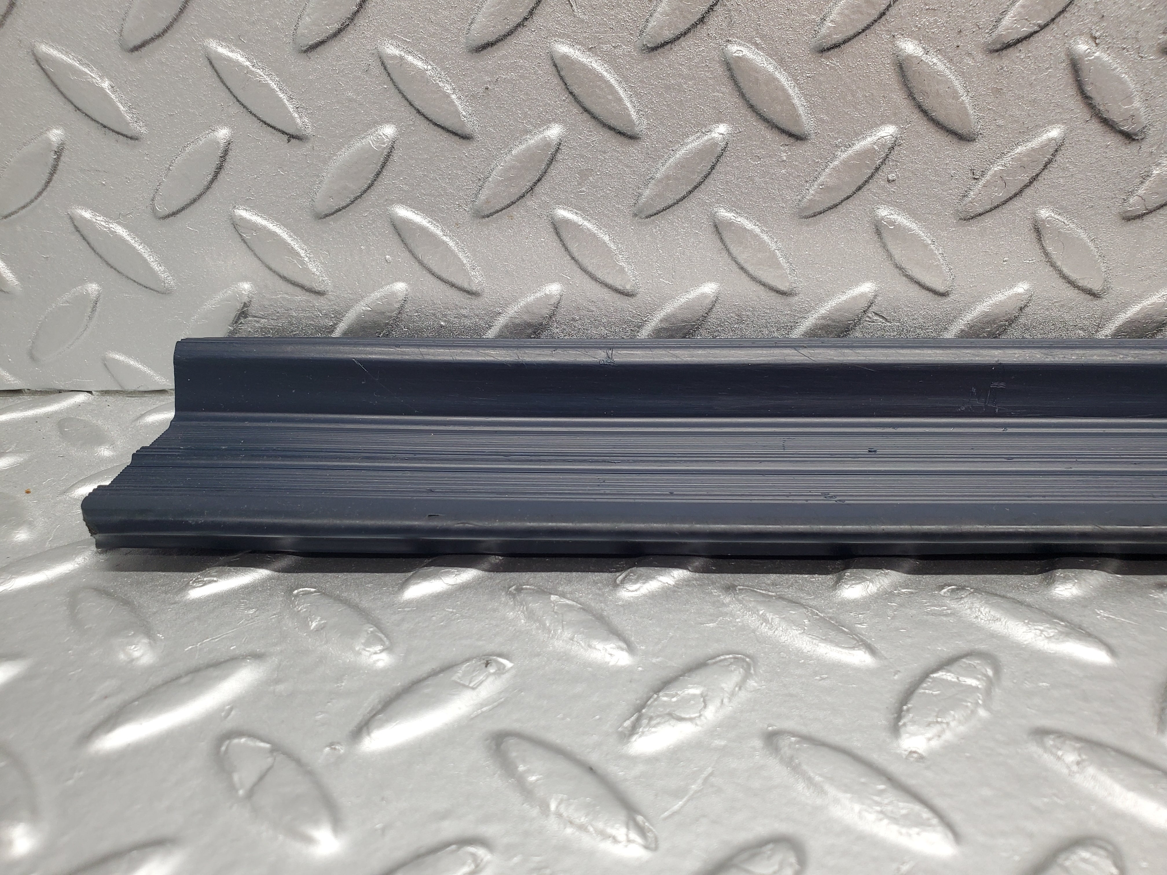 1402 Mercedes-Benz V123 240D LWB Rear Door Sill Trim Blue