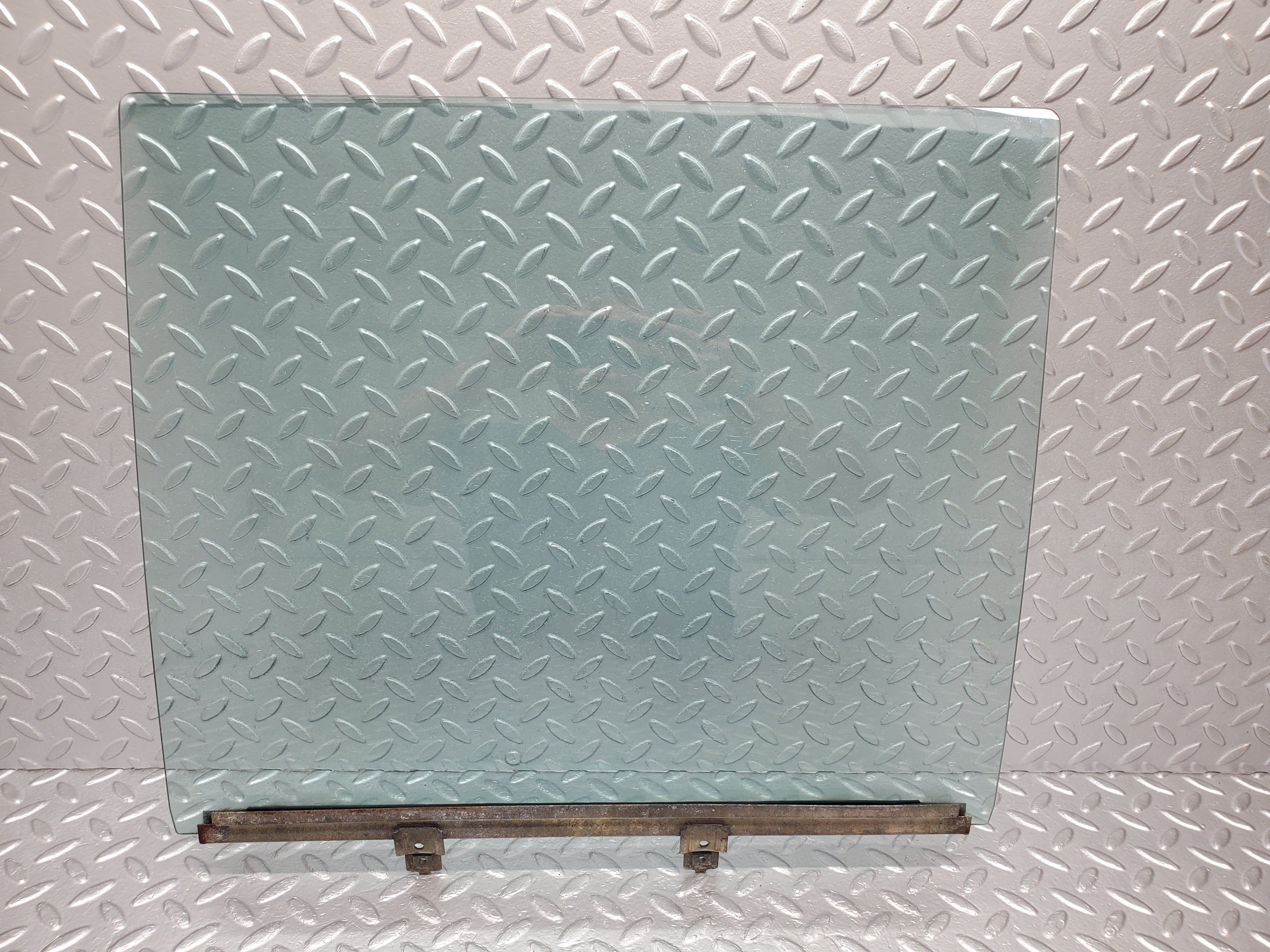 1407 Mercedes-Benz V123 240D LWB Rear Right Door Window Glass