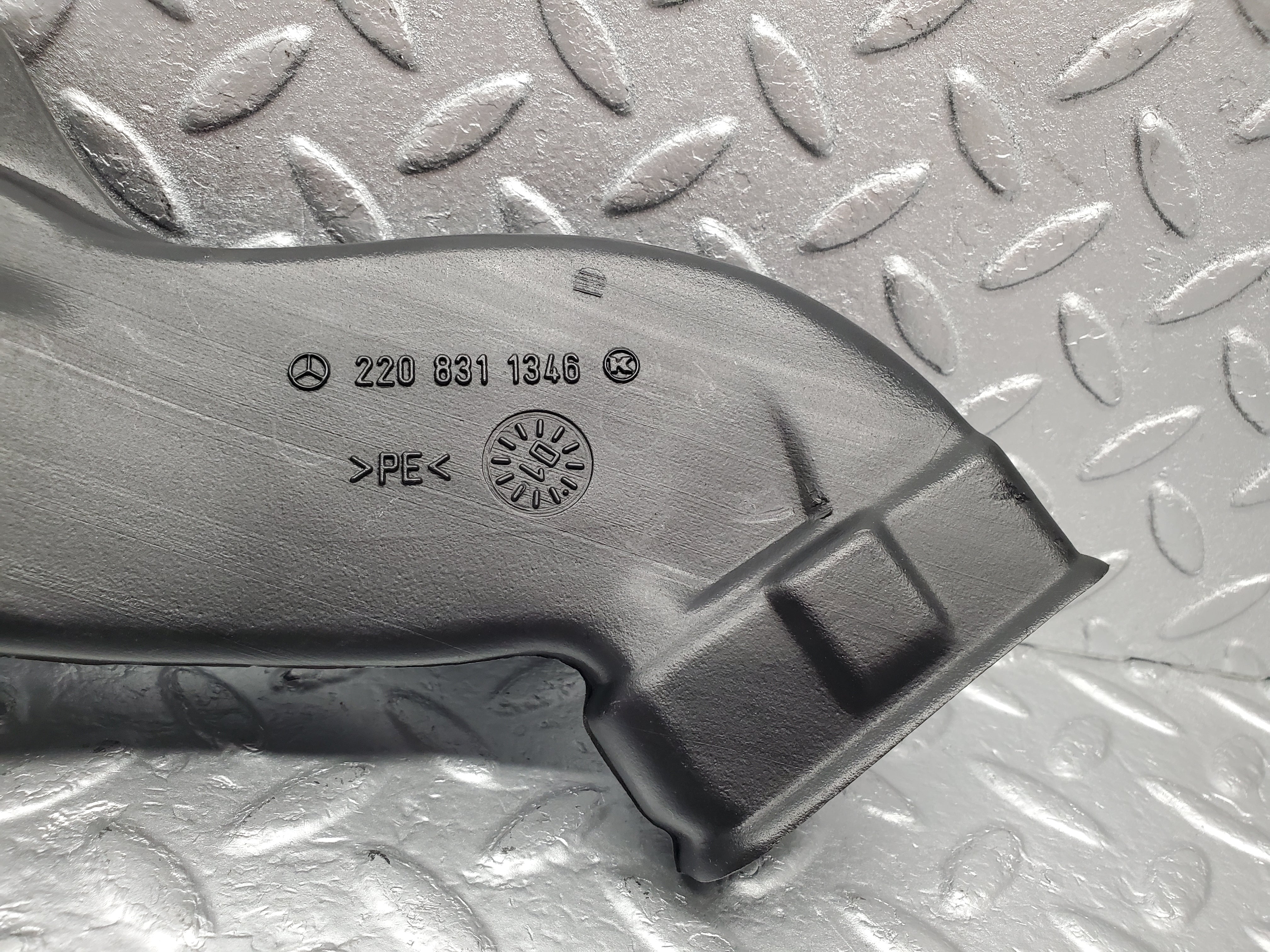 1488 Mercedes-Benz W220 S430 Air Guide Duct Pipe 2208311346