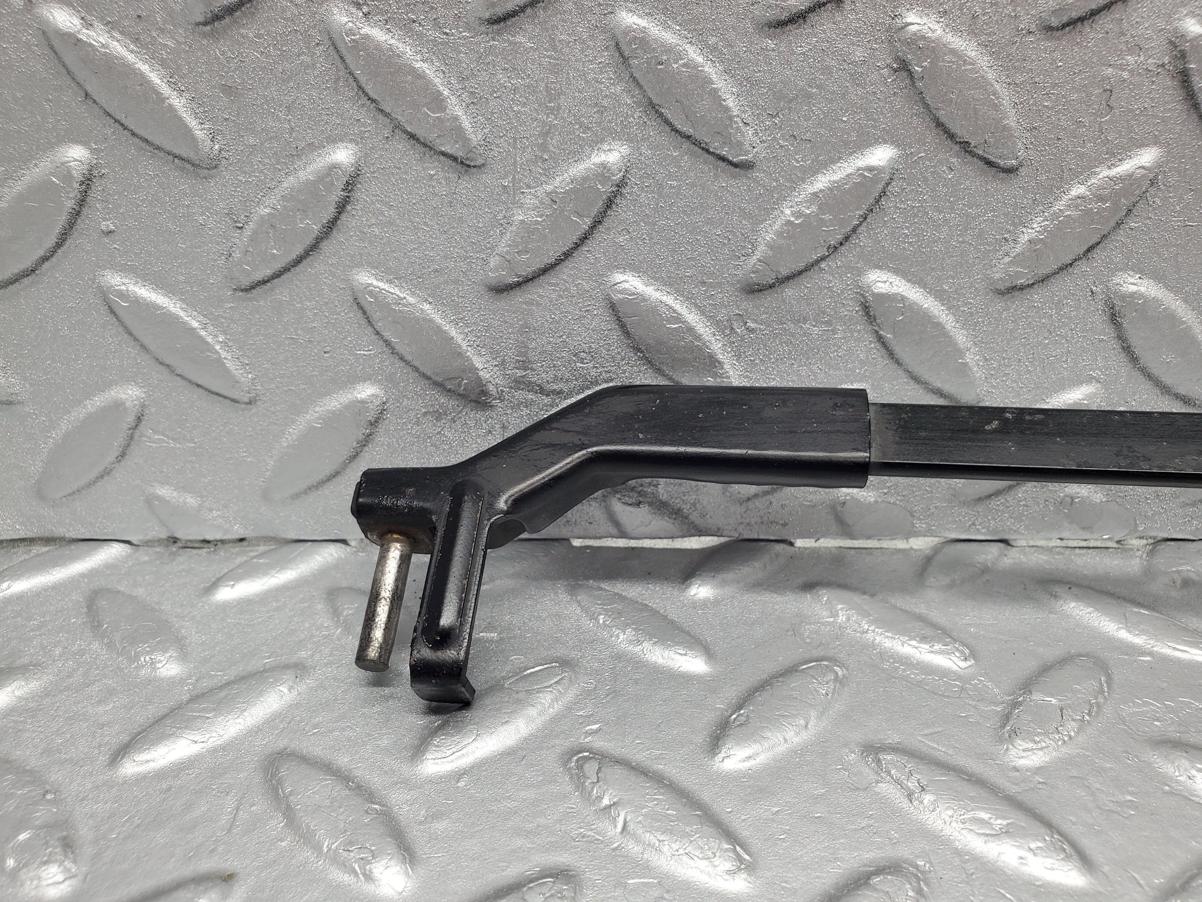 1513 Mercedes-Benz W220 S430 Wiper Arm Right Side 2208201844