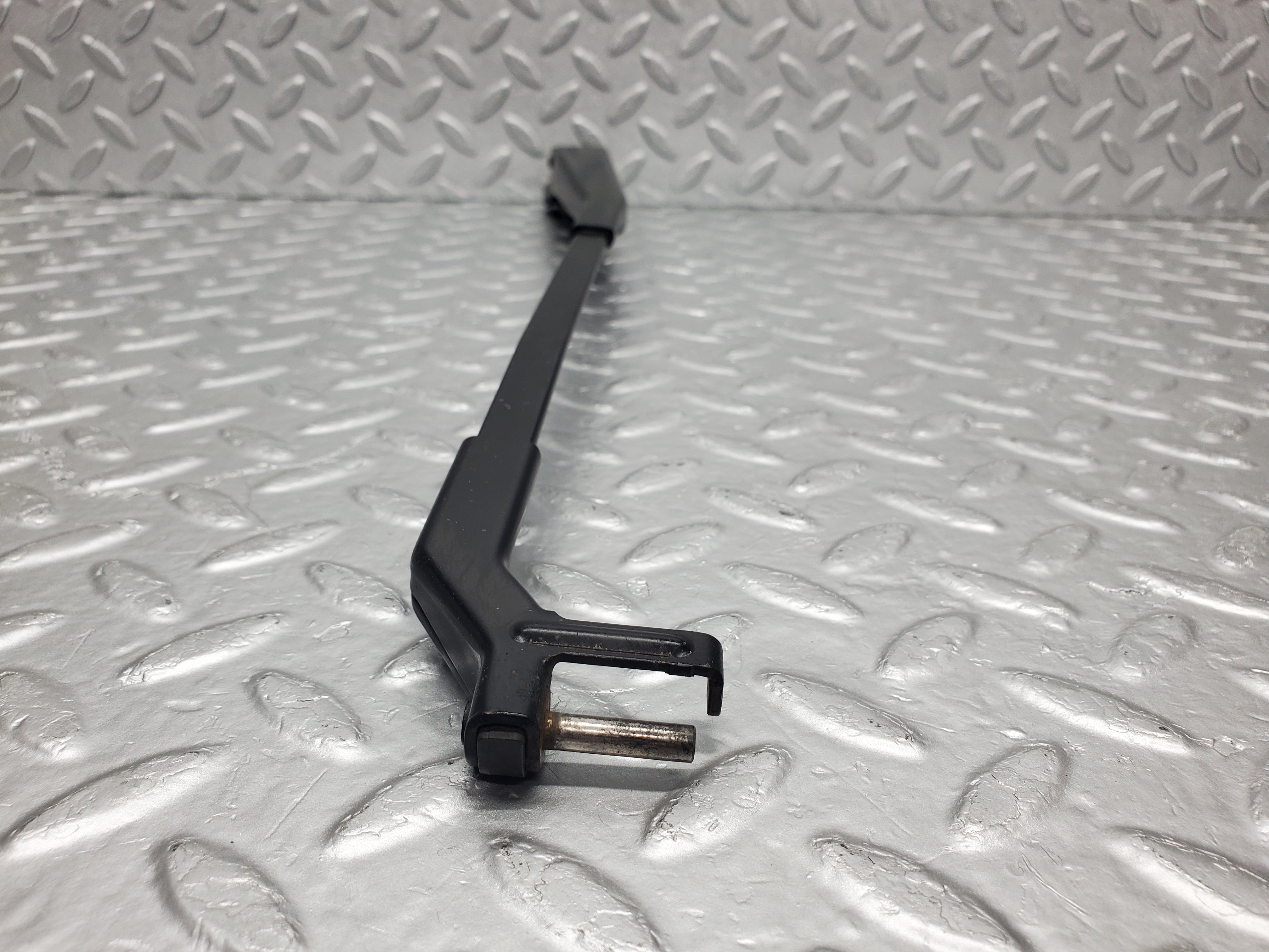 1513 Mercedes-Benz W220 S430 Wiper Arm Right Side 2208201844