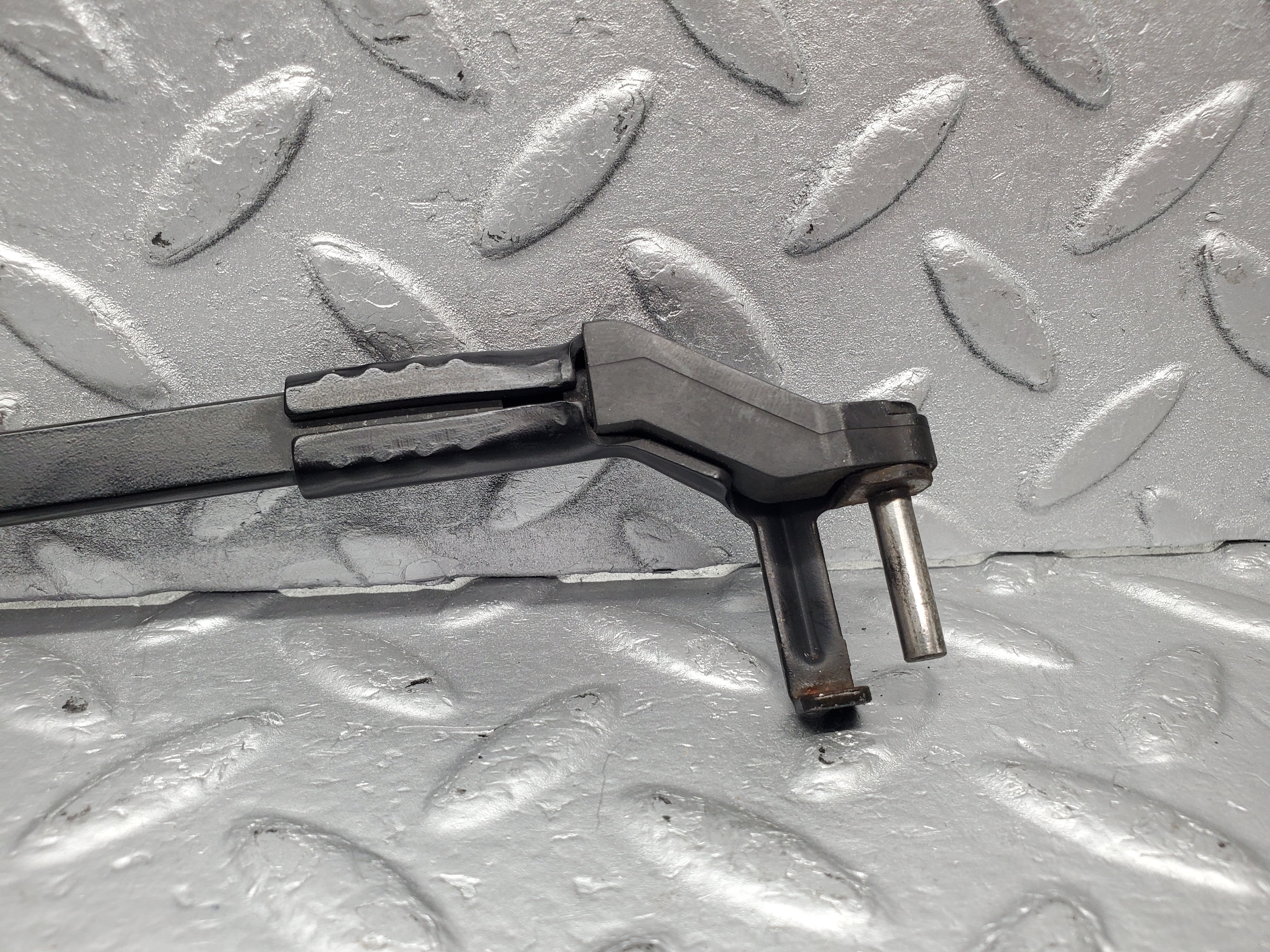 1513 Mercedes-Benz W220 S430 Wiper Arm Right Side 2208201844