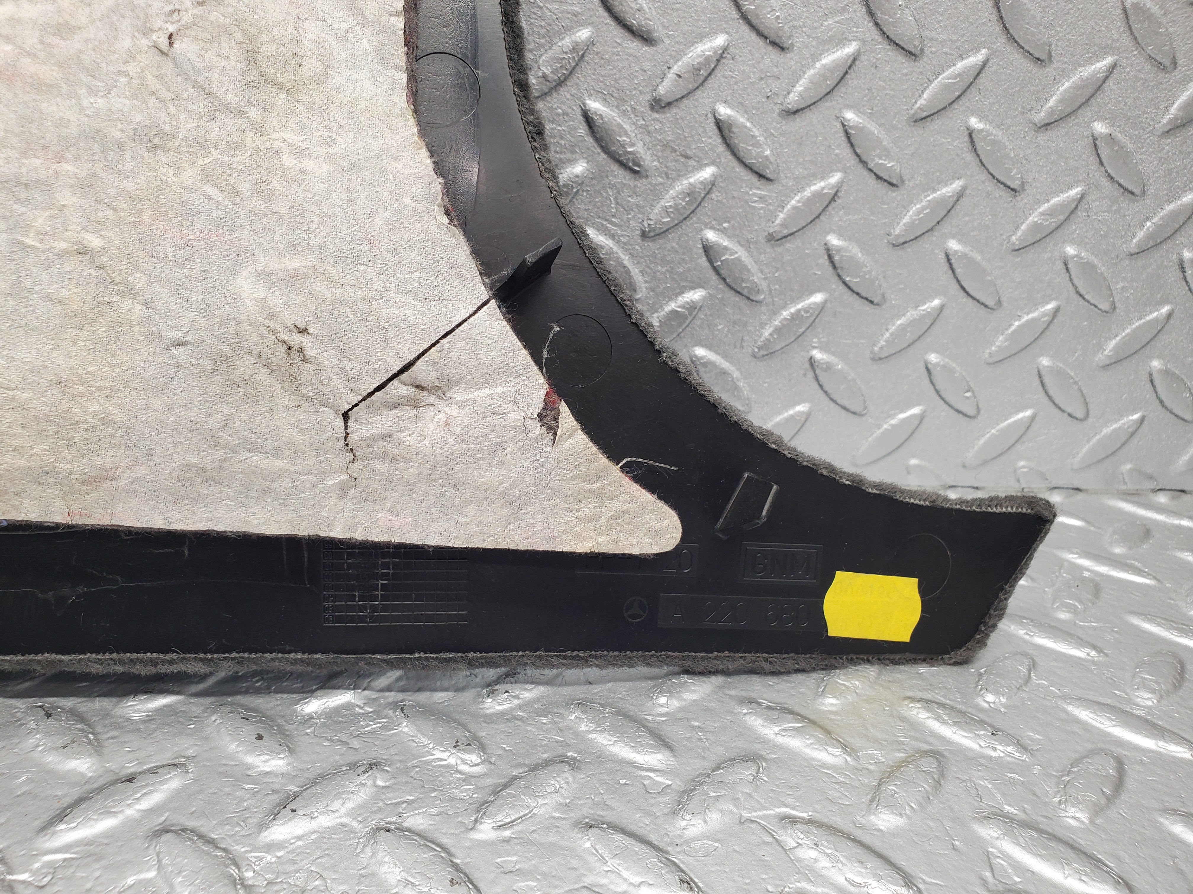 1517 Mercedes-Benz W220 S430 Front Left Kick Panel 2206800380