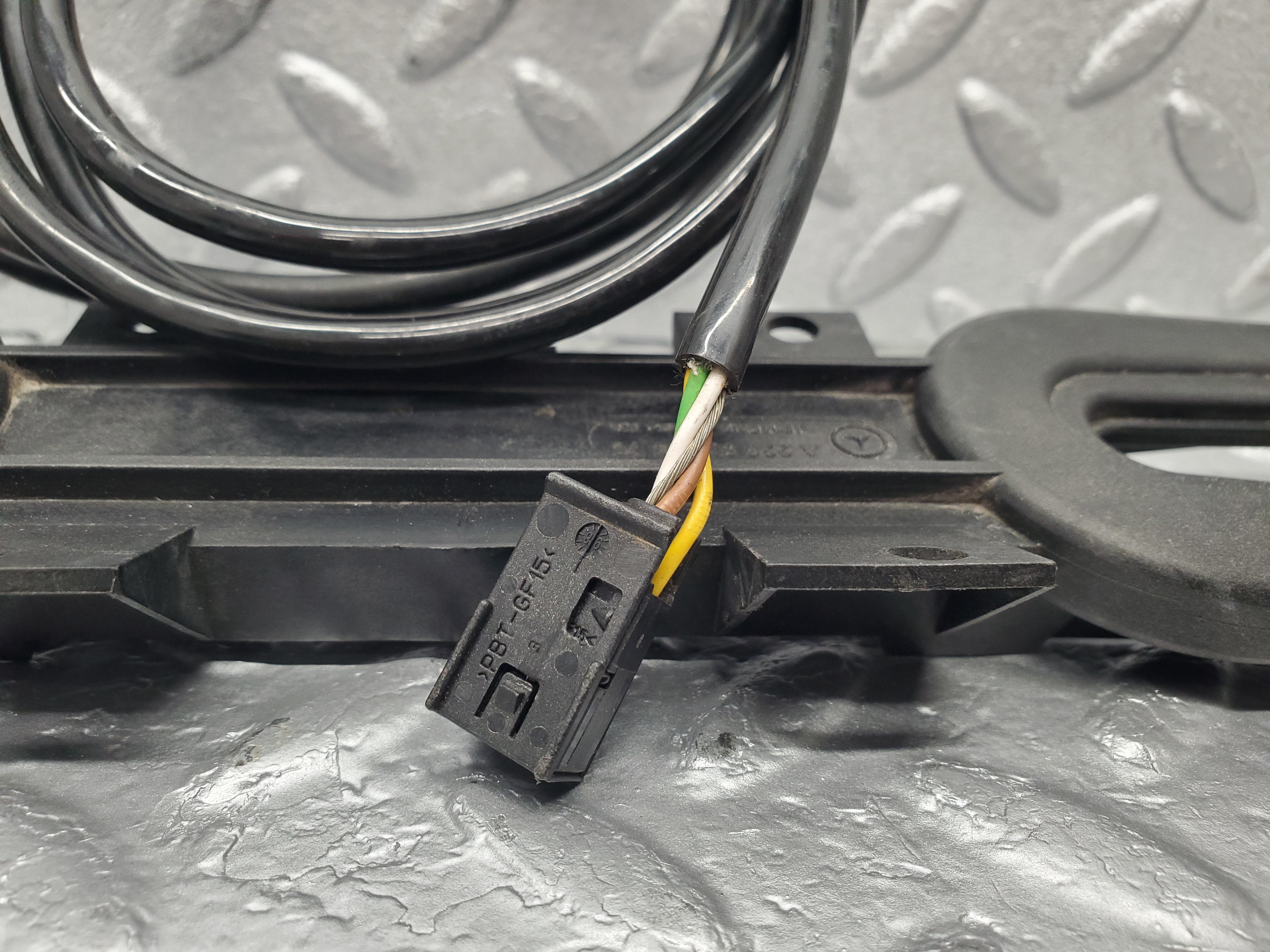 1549 Mercedes-Benz W220 S430 Rear Keyless Go Antenna 2208200575