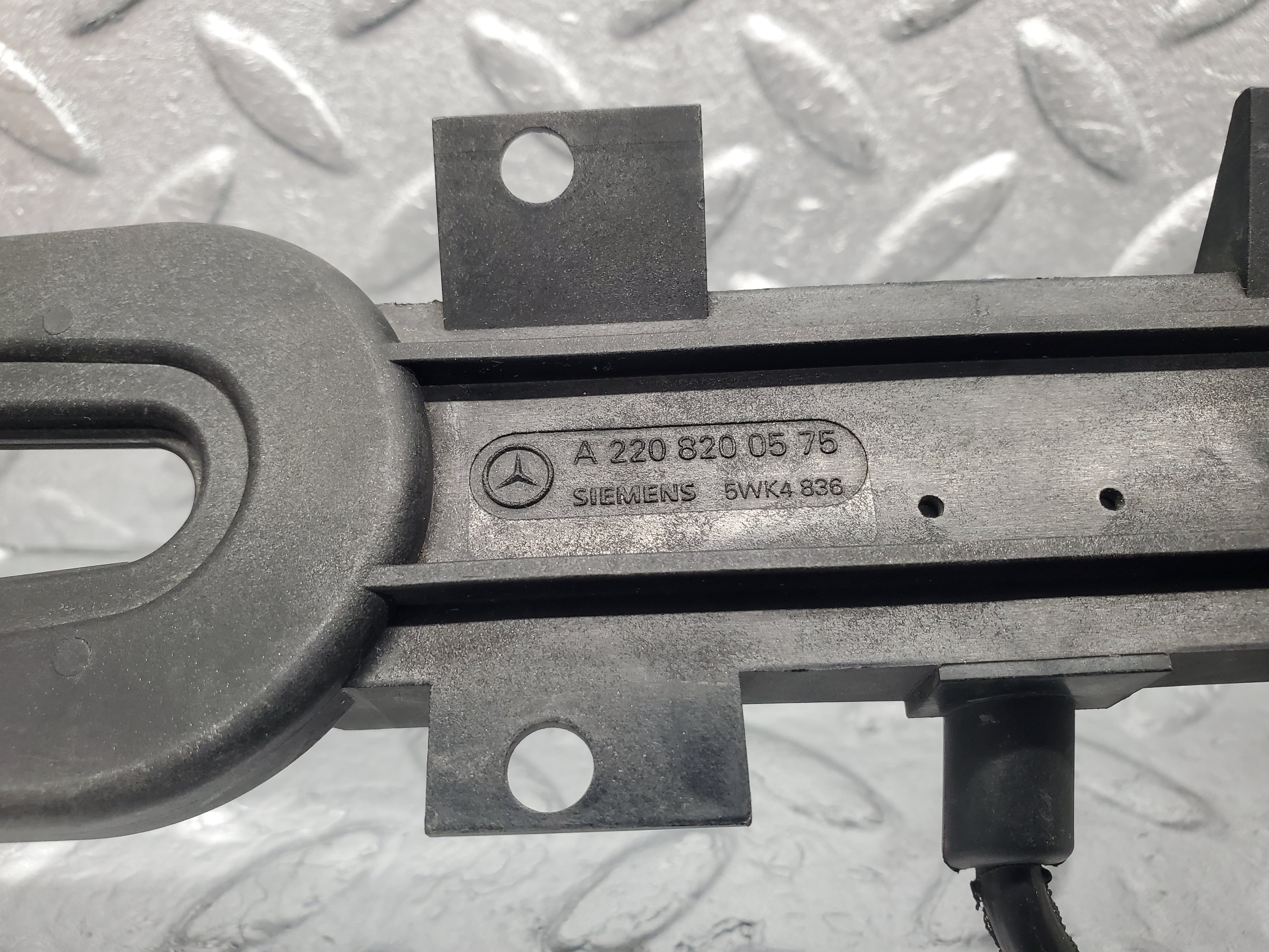 1549 Mercedes-Benz W220 S430 Rear Keyless Go Antenna 2208200575