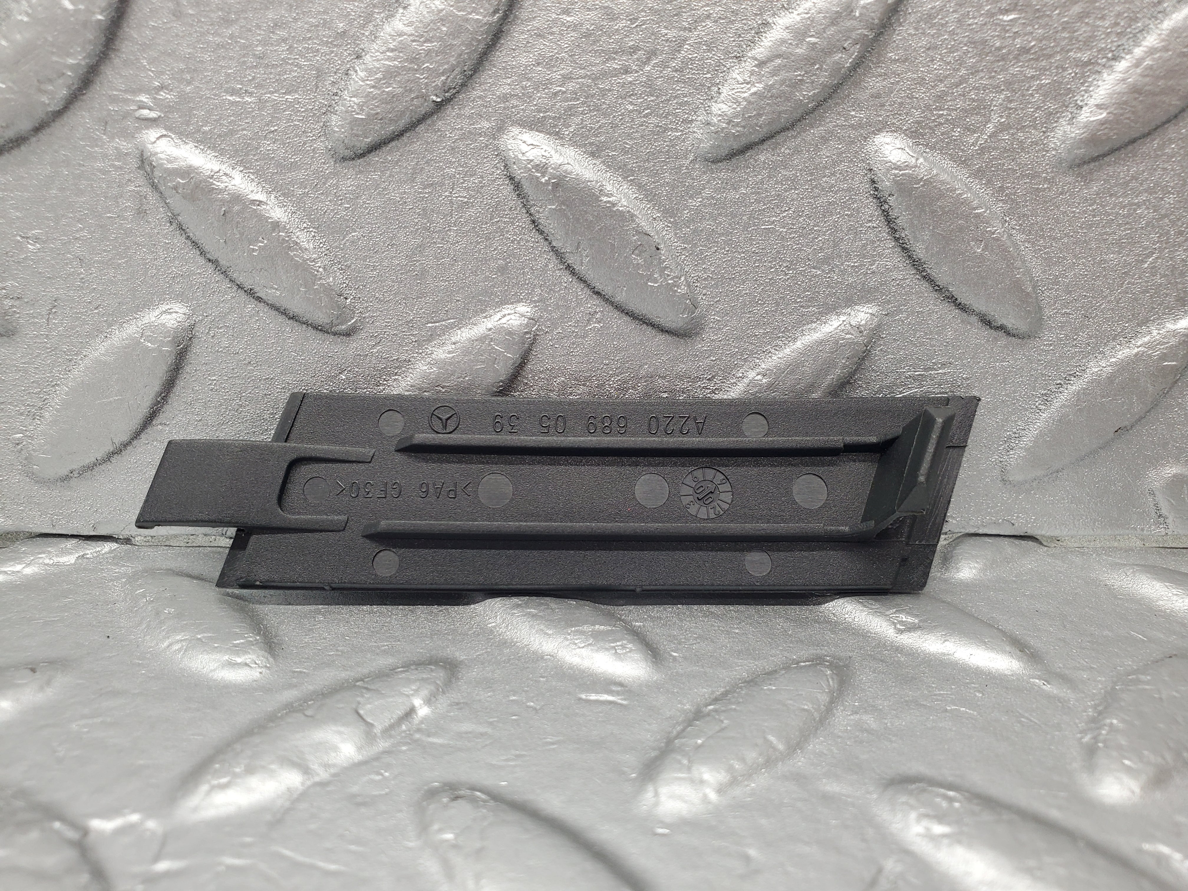 1562 Mercedes-Benz W220 S430 Upper Dashboard Cover Trim 2206890539