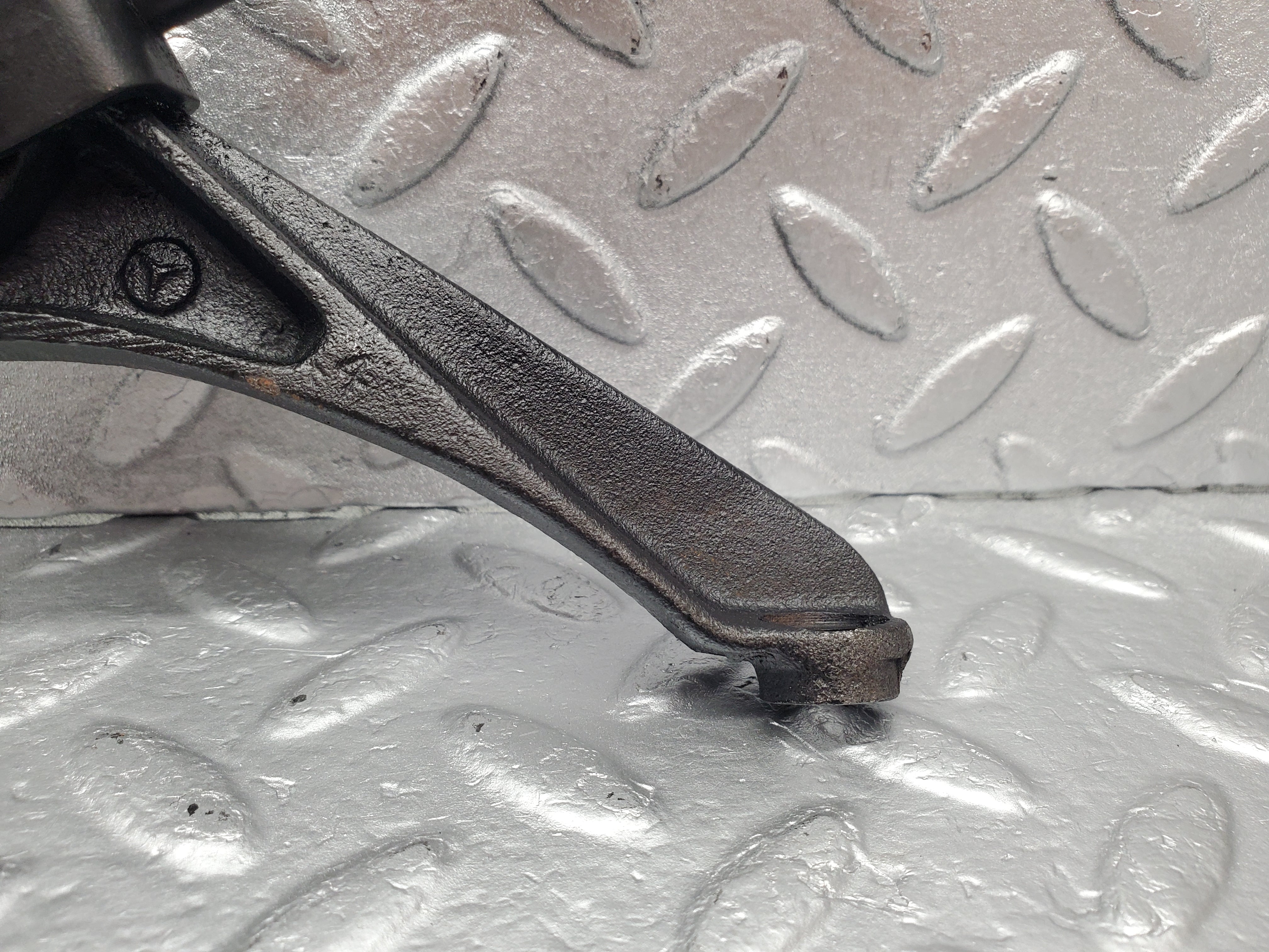 1744 Mercedes-Benz W105 219 PONTON Front Engine Mount Bracket