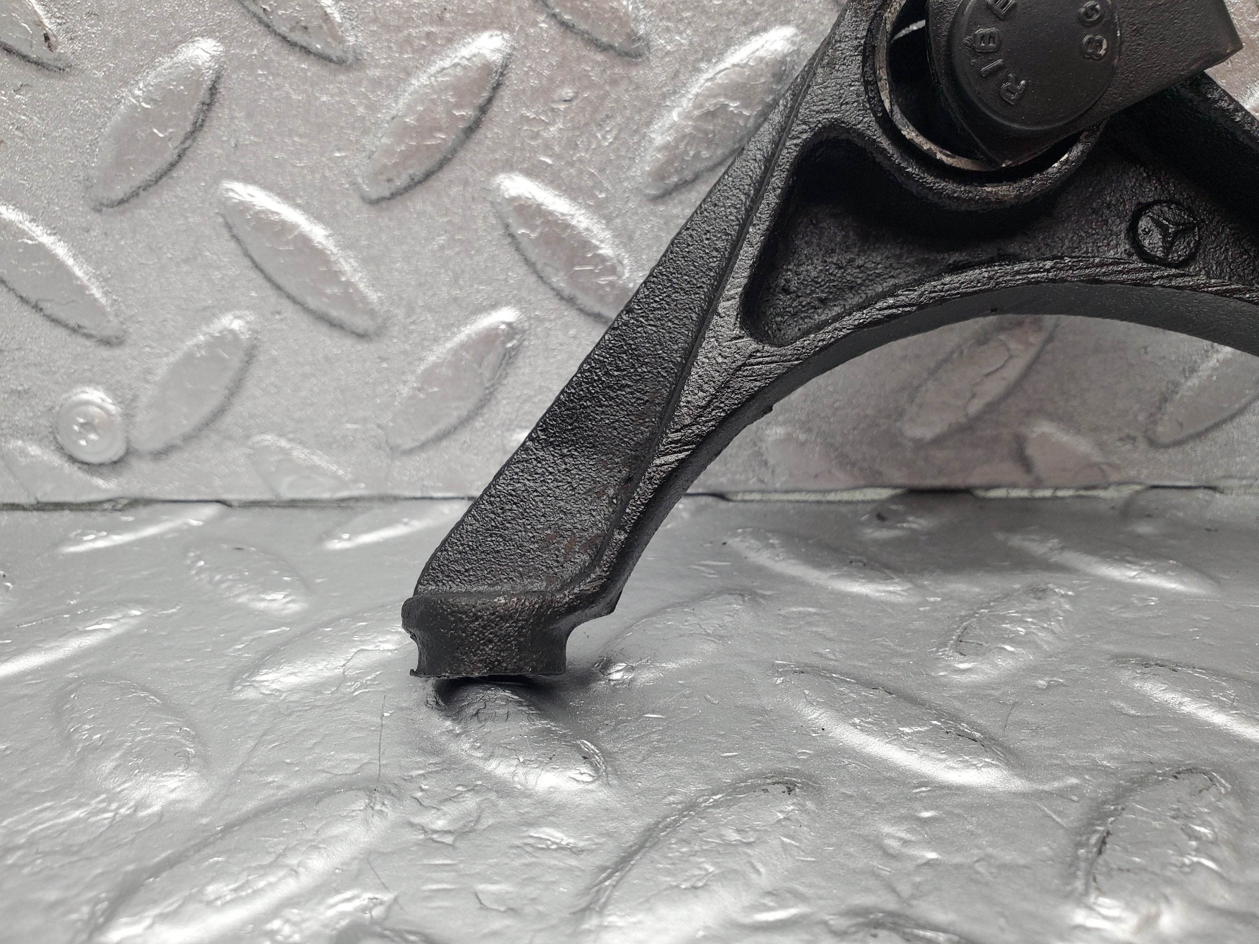 1744 Mercedes-Benz W105 219 PONTON Front Engine Mount Bracket