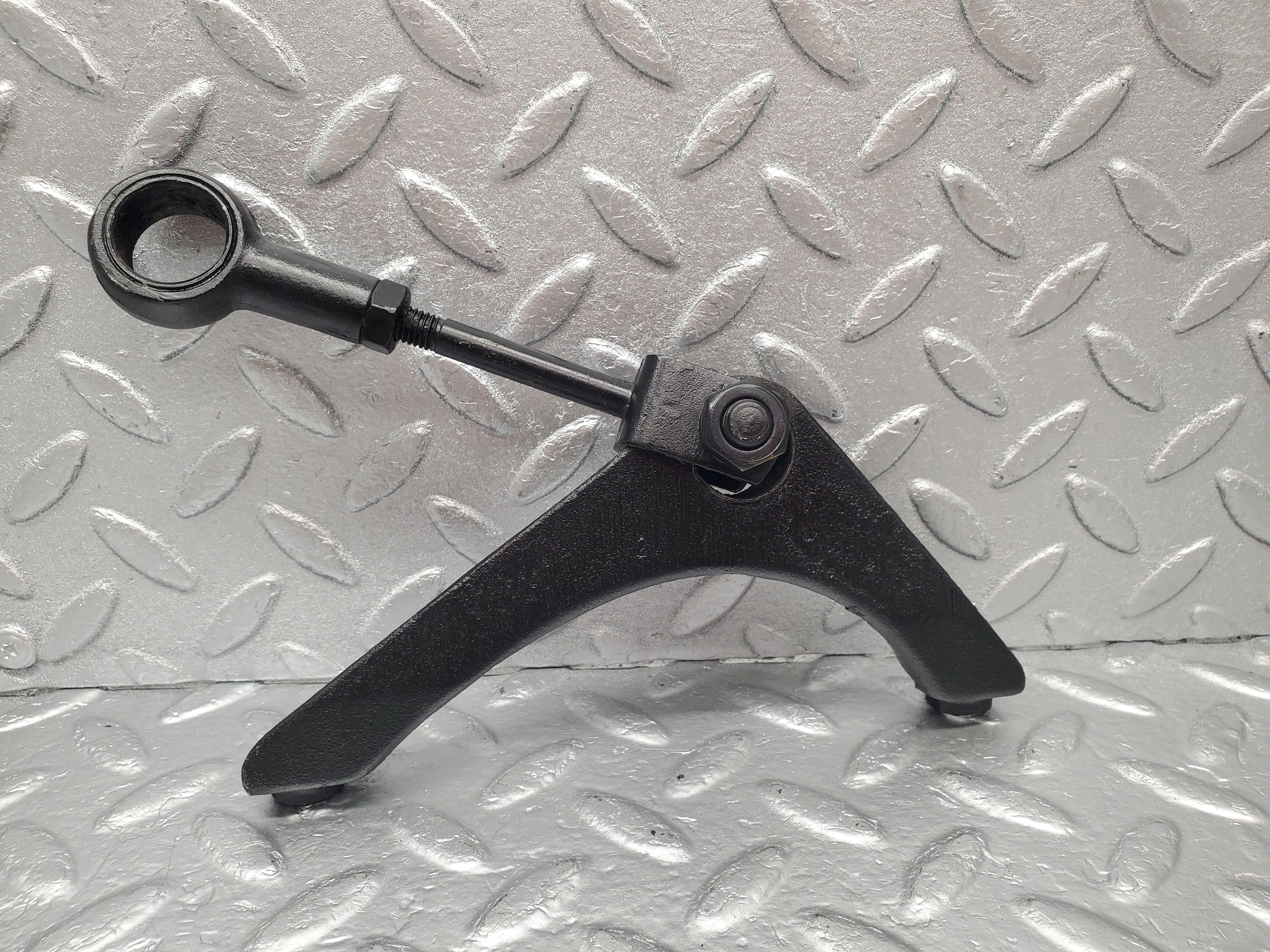 1744 Mercedes-Benz W105 219 PONTON Front Engine Mount Bracket