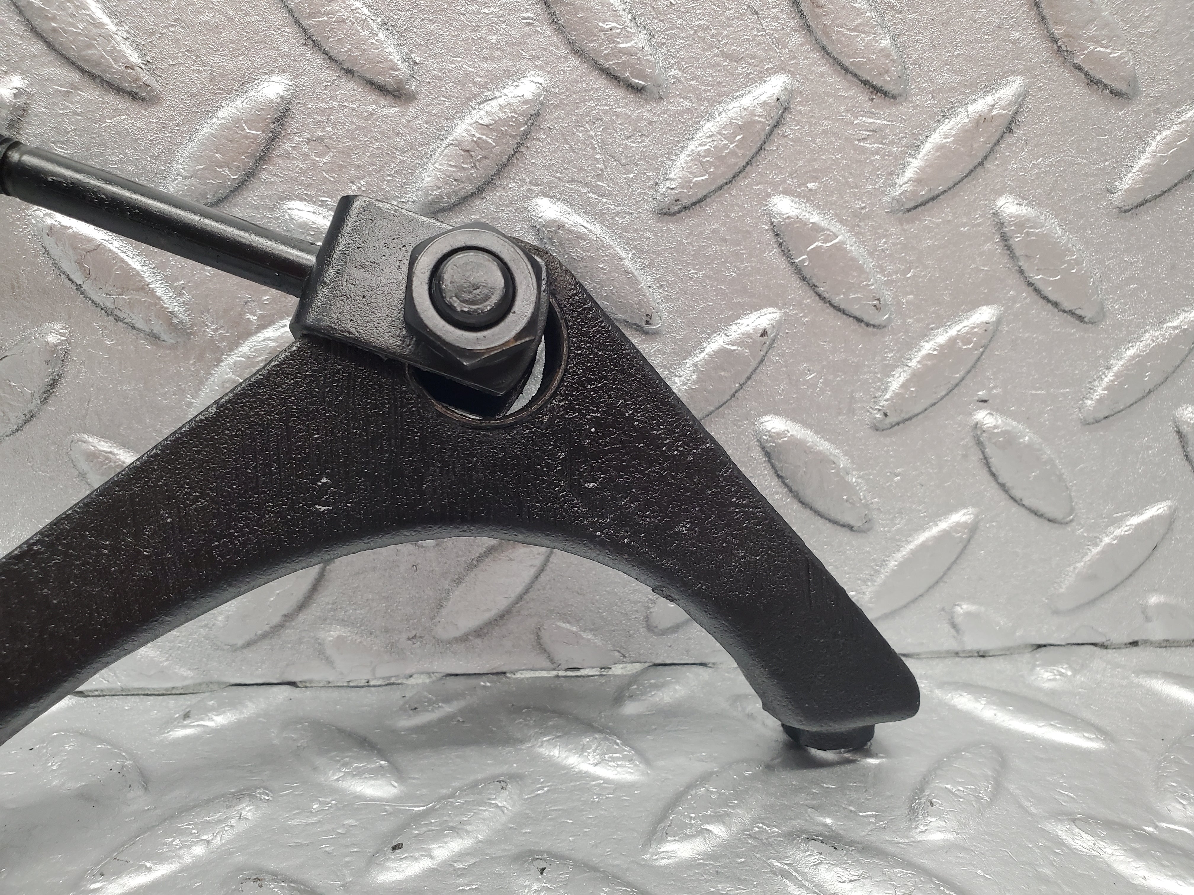 1744 Mercedes-Benz W105 219 PONTON Front Engine Mount Bracket