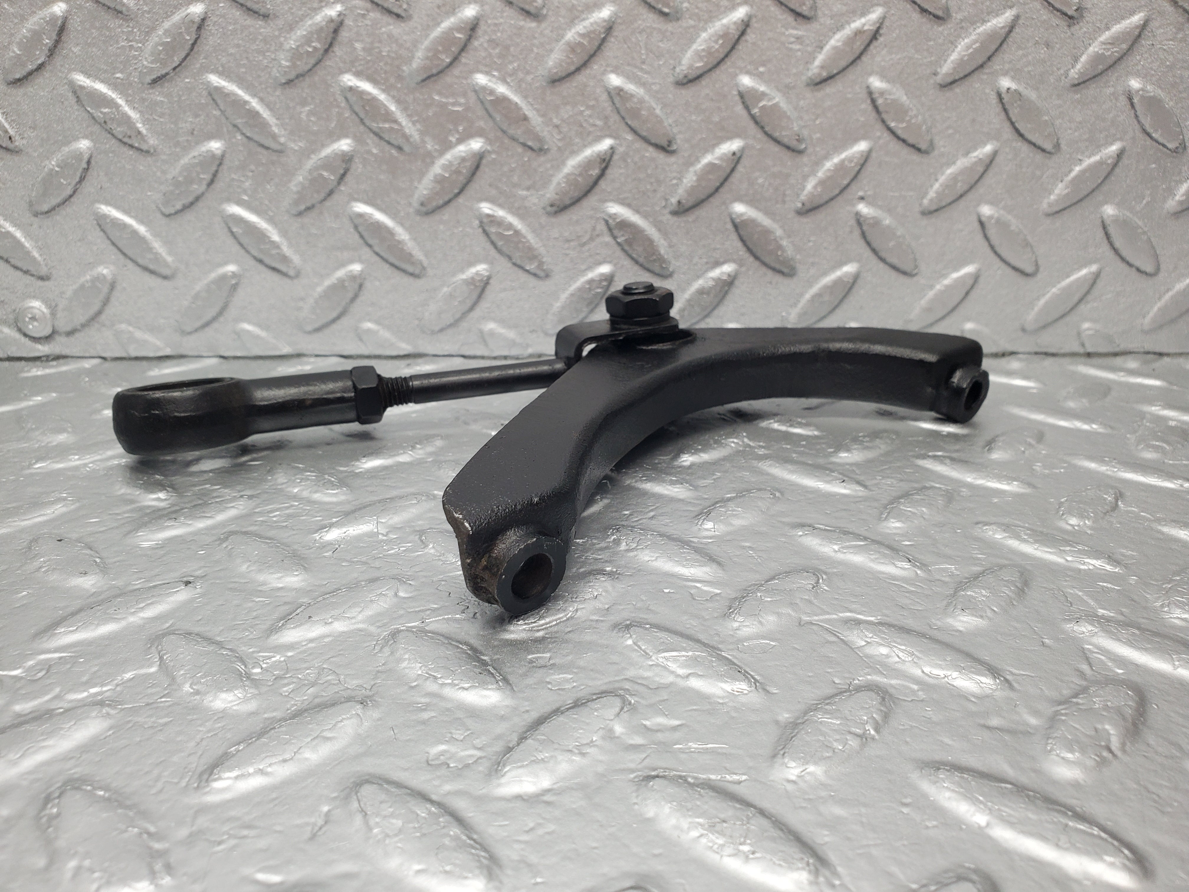 1744 Mercedes-Benz W105 219 PONTON Front Engine Mount Bracket