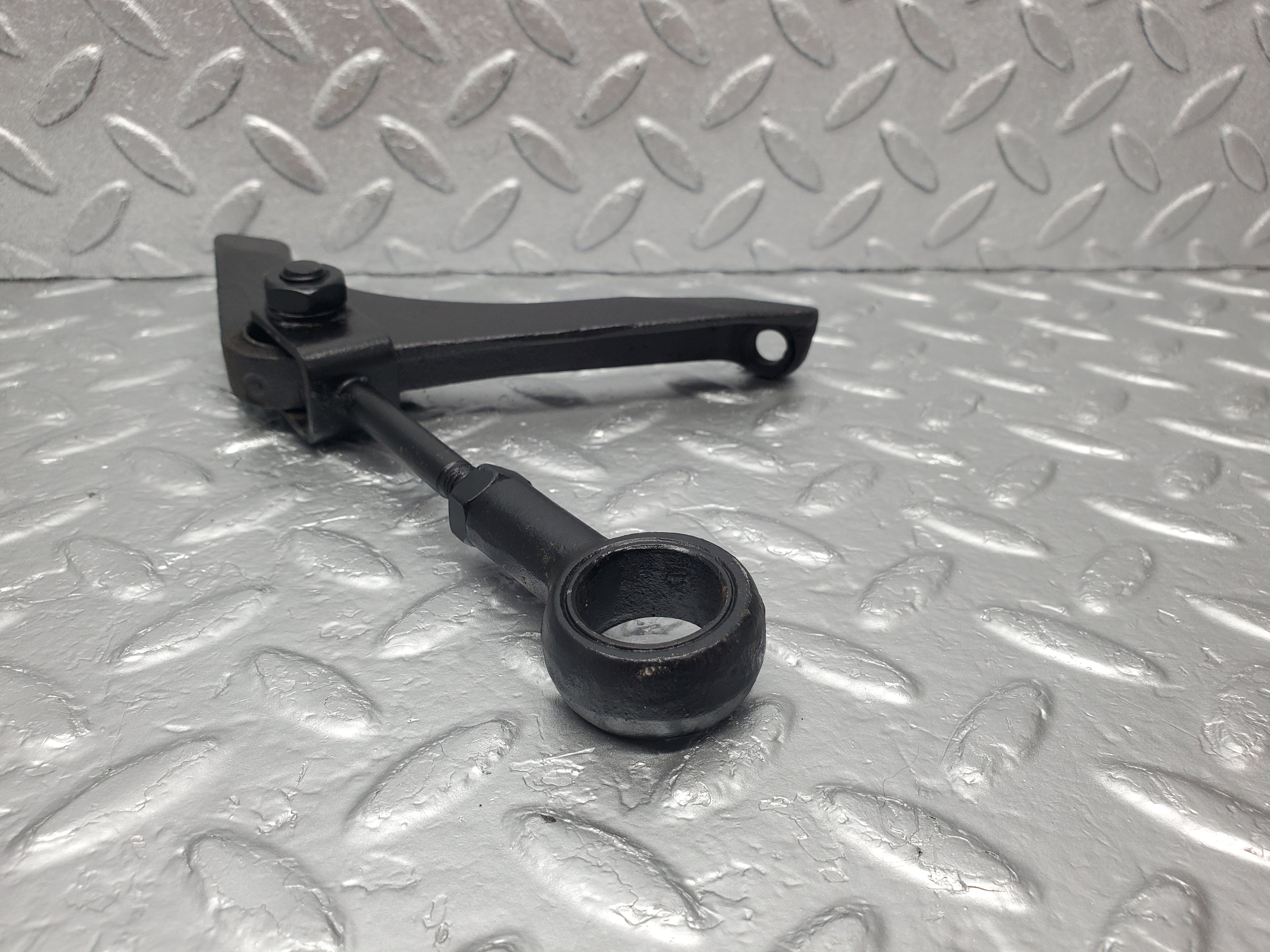 1744 Mercedes-Benz W105 219 PONTON Front Engine Mount Bracket