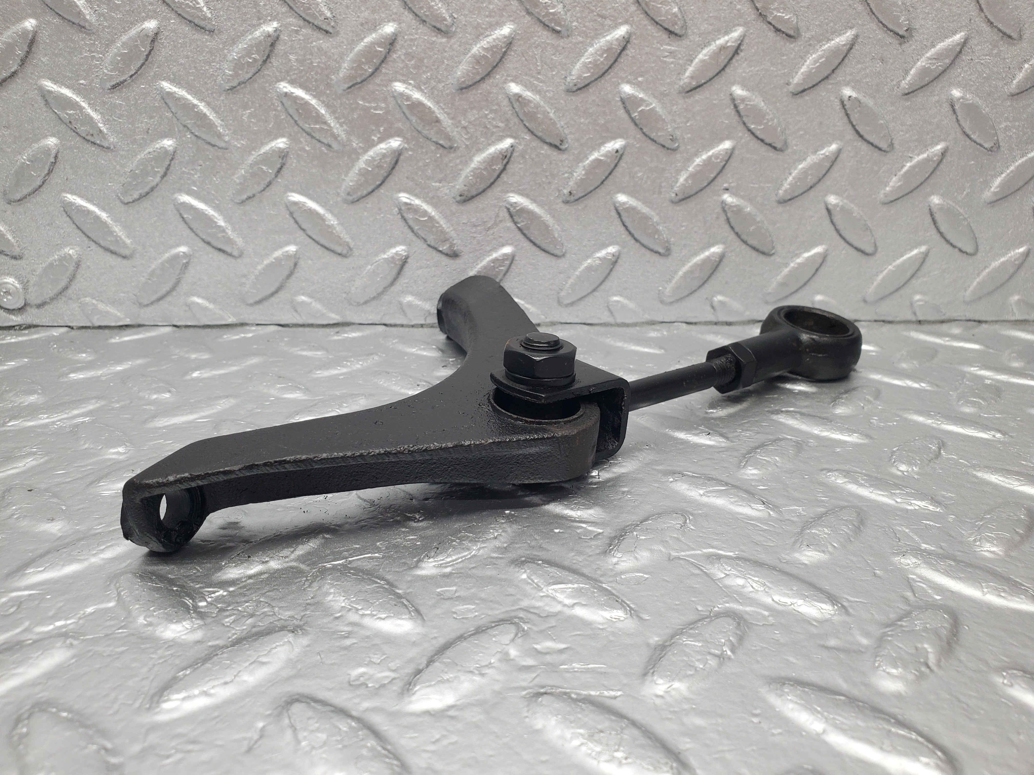 1744 Mercedes-Benz W105 219 PONTON Front Engine Mount Bracket