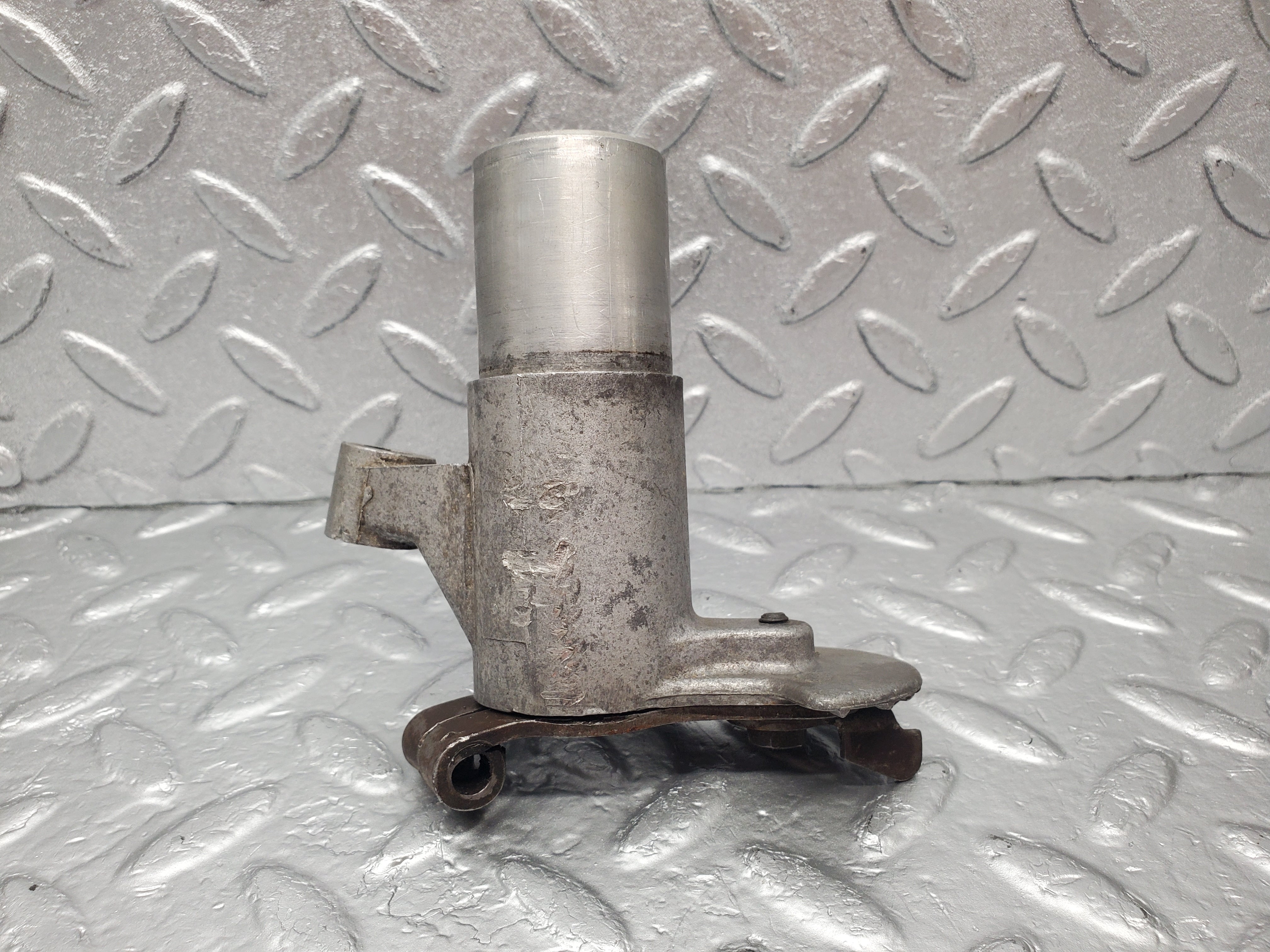 1747 Mercedes-Benz W105 219 Ponton Ignition Distributor Mount 1801581415