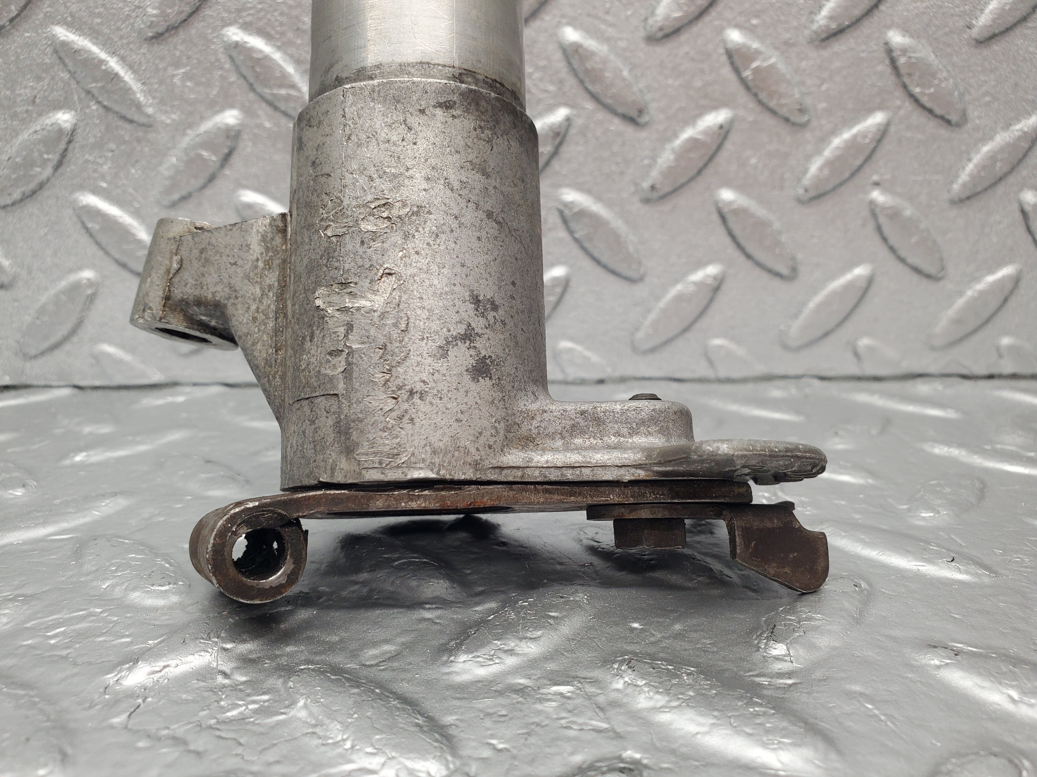 1747 Mercedes-Benz W105 219 Ponton Ignition Distributor Mount 1801581415