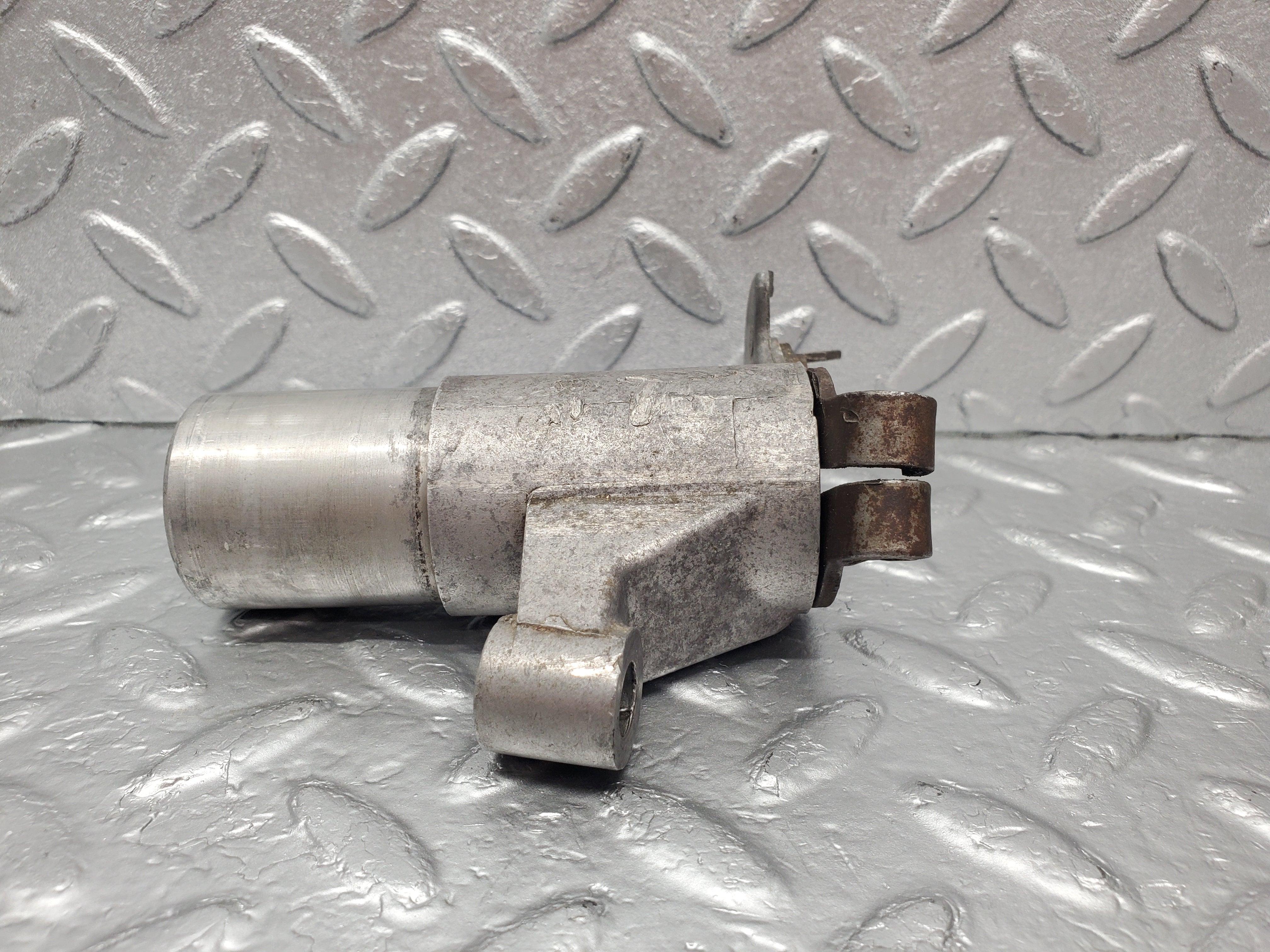 1747 Mercedes-Benz W105 219 Ponton Ignition Distributor Mount 1801581415