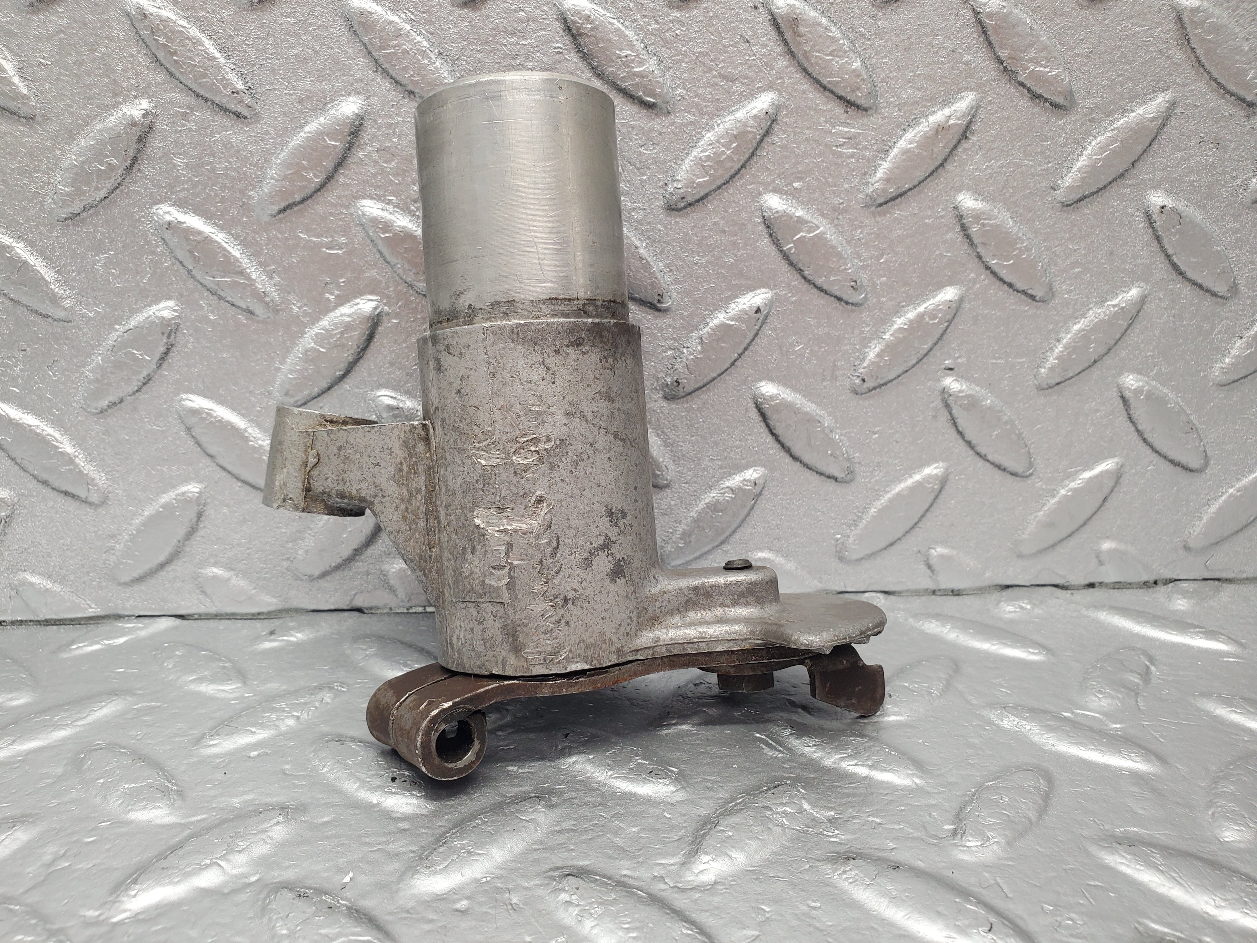 1747 Mercedes-Benz W105 219 Ponton Ignition Distributor Mount 1801581415