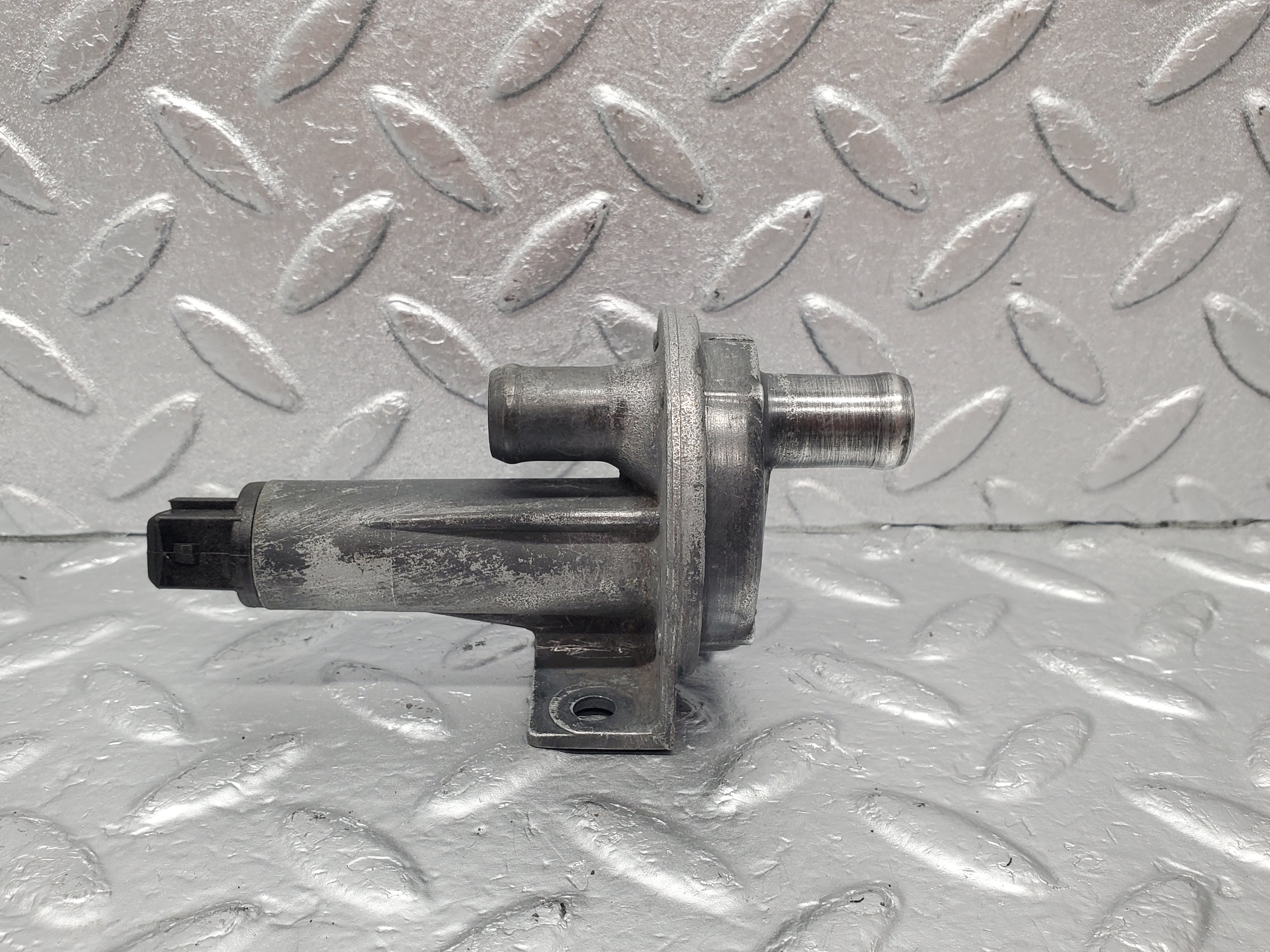 1755 Mercedes-Benz W123 230E Auxiliary Air Valve Bosch 0280140127