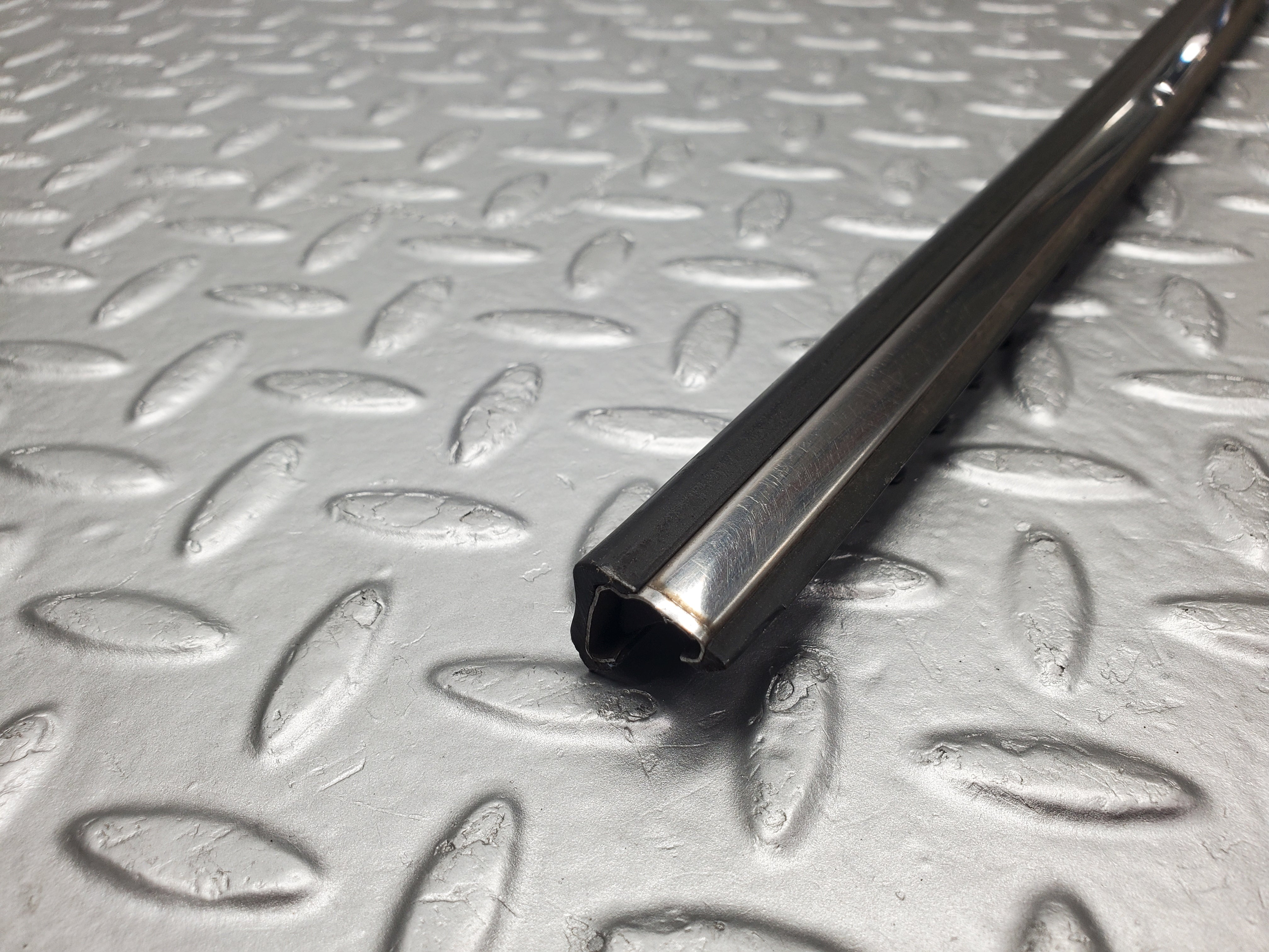 1890 Mercedes-Benz C123 230CE Coupe Left Door Centre Moulding Trim