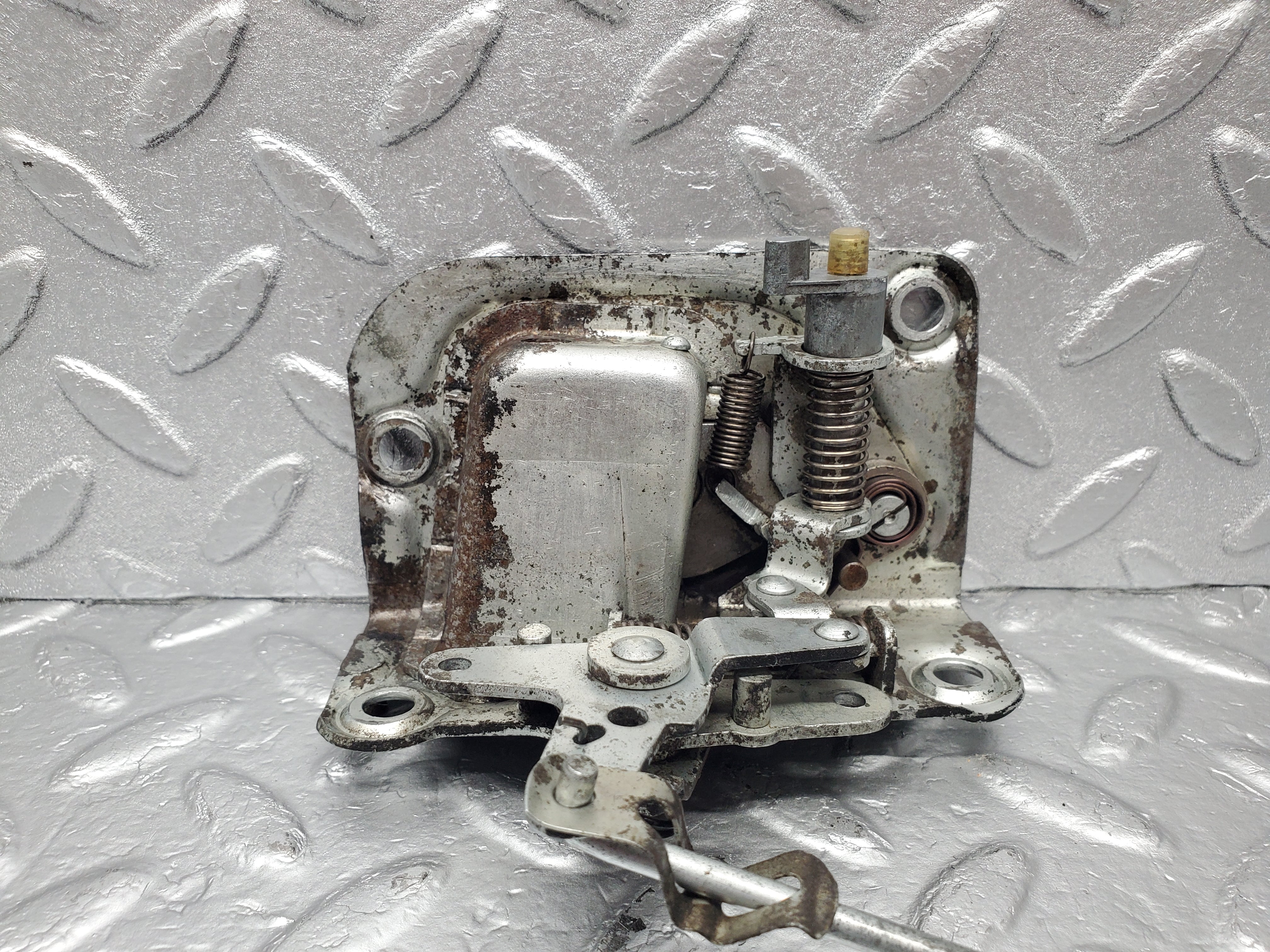 2056 Mercedes-Benz W105 219 Ponton Door Lock Front Left BOMORO