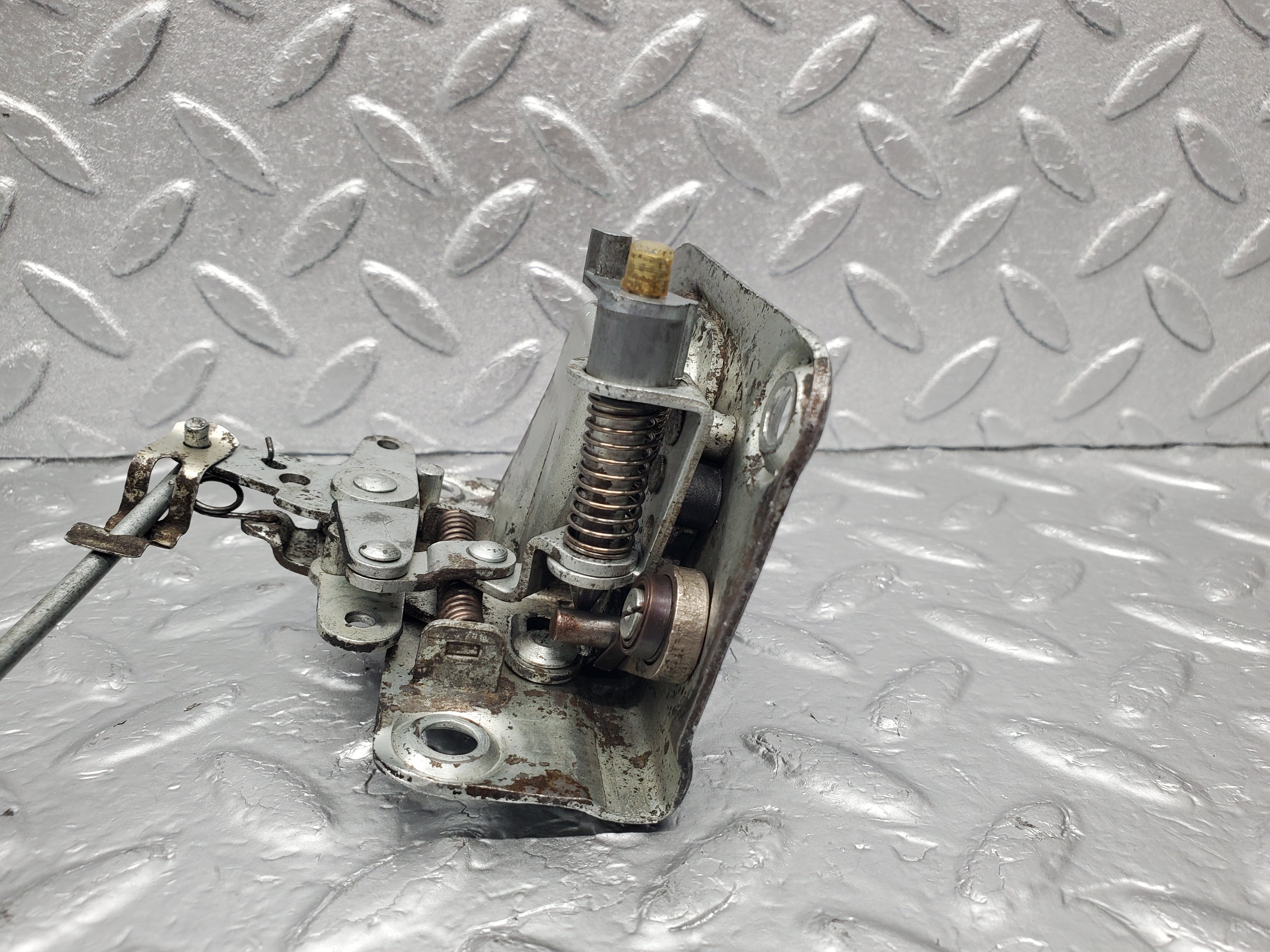 2056 Mercedes-Benz W105 219 Ponton Door Lock Front Left BOMORO